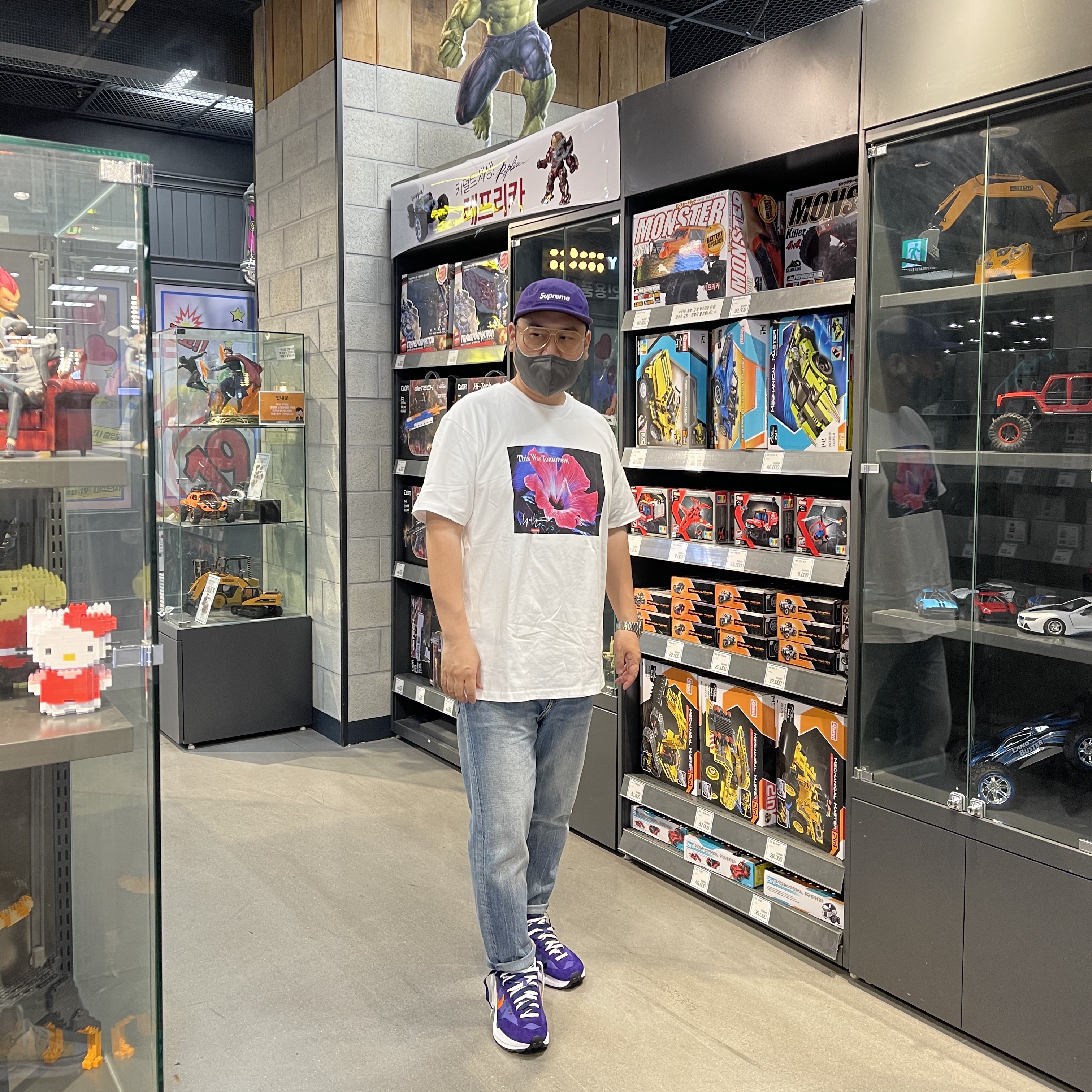 Nike x Sacai VaporWaffle Dark Iris, Supreme x Yohji Yamamoto This Was Tomorrow T-Shirt White - 20FW 착용 스타일 - 2