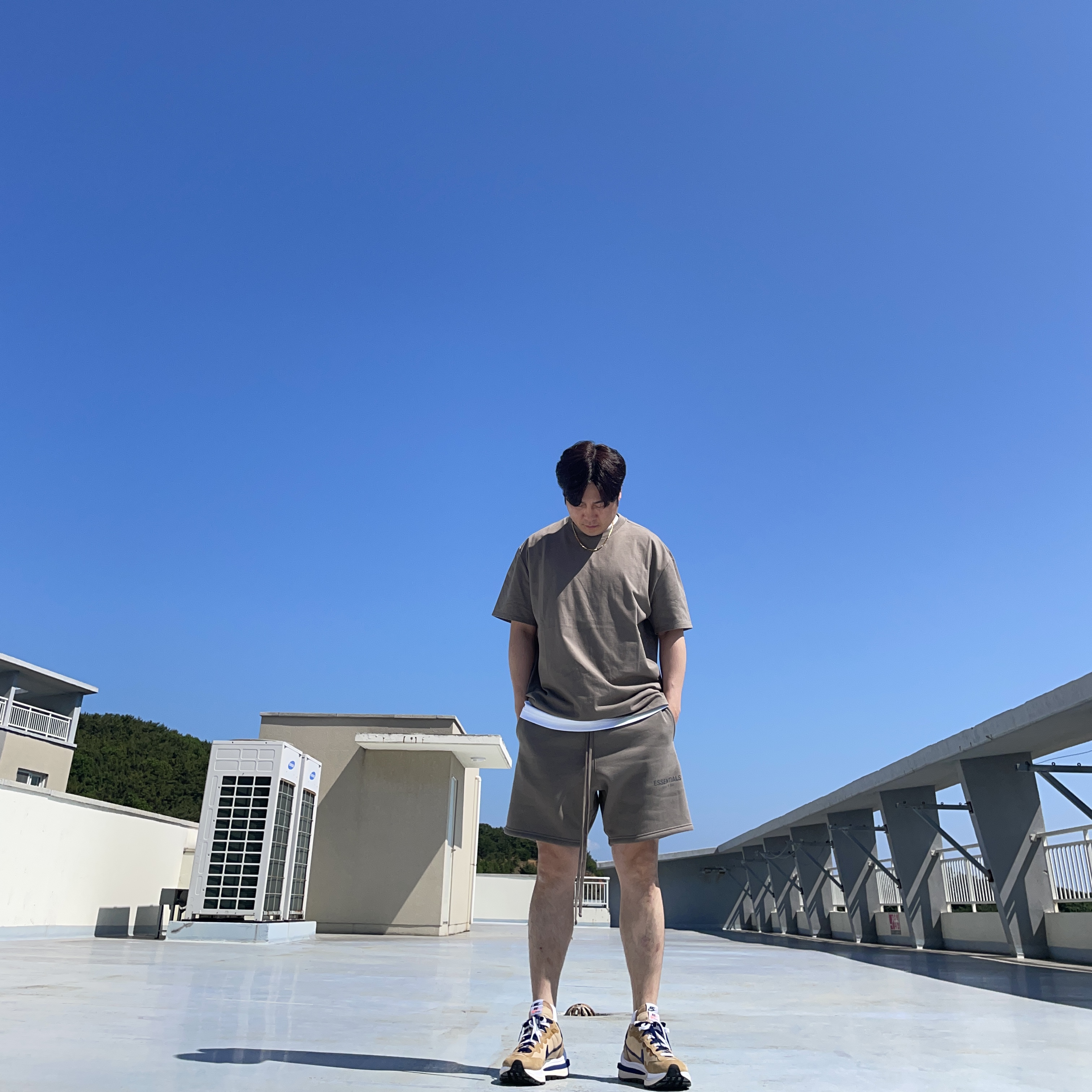 Essentials Sweatshorts Taupe - 21SS, Essentials T-Shirt Taupe - 21SS 착용 스타일 - 1