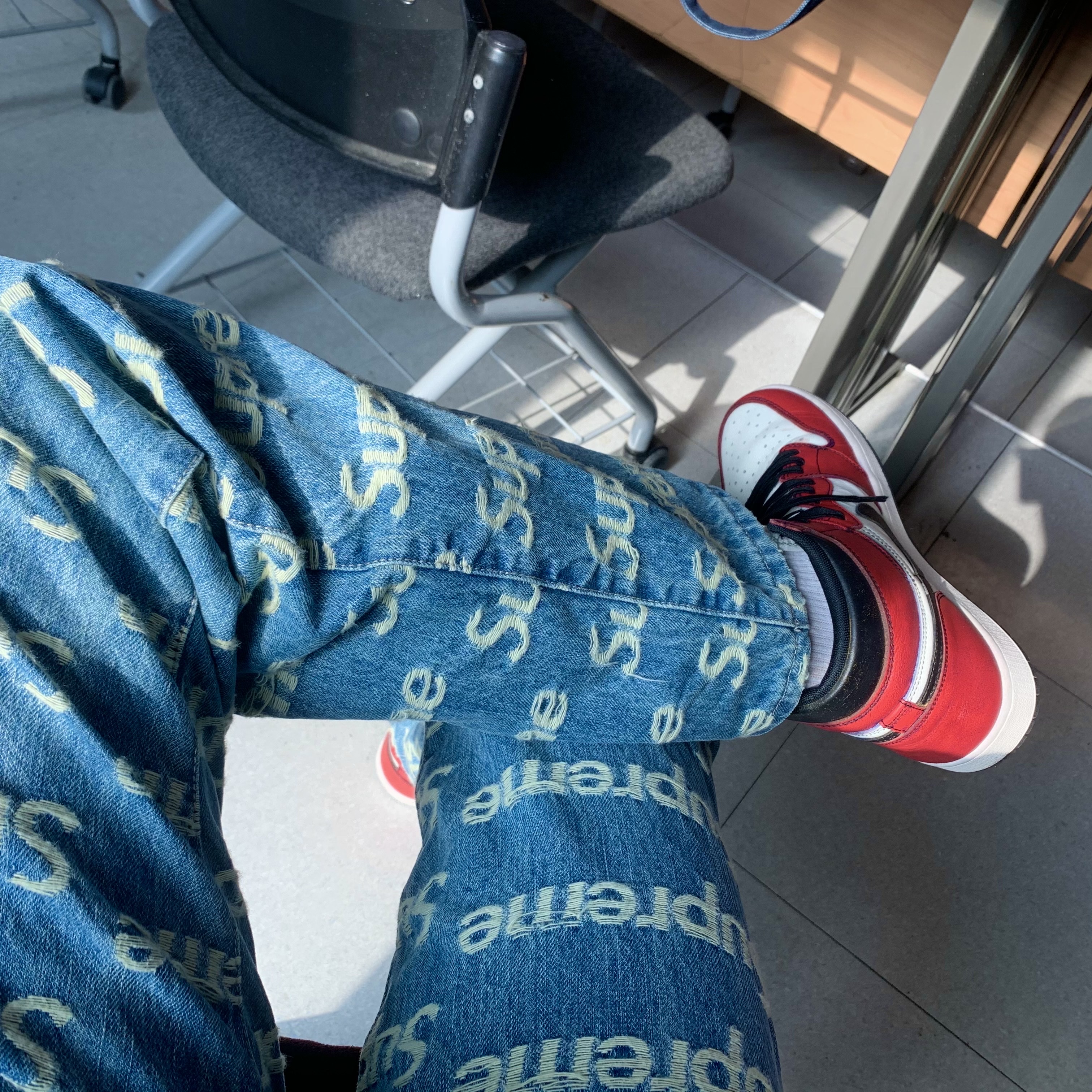 Supreme Frayed Logos Regular Jean Blue - 21SS, Jordan 1 Retro High OG Defiant SB LA to Chicago 착용 스타일
