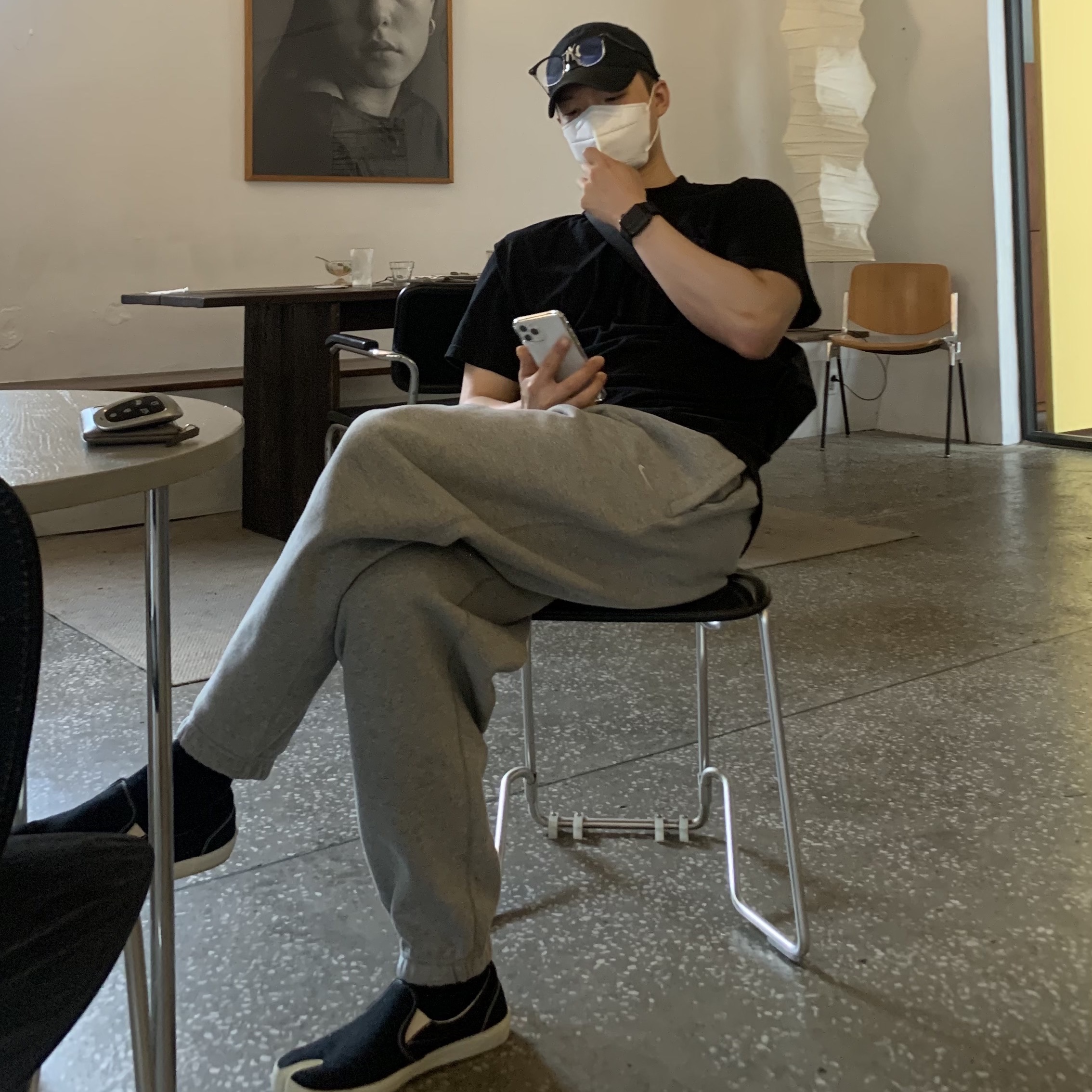 Maison Margiela Tabi Slip On Shoes Black 착용 스타일 - 1