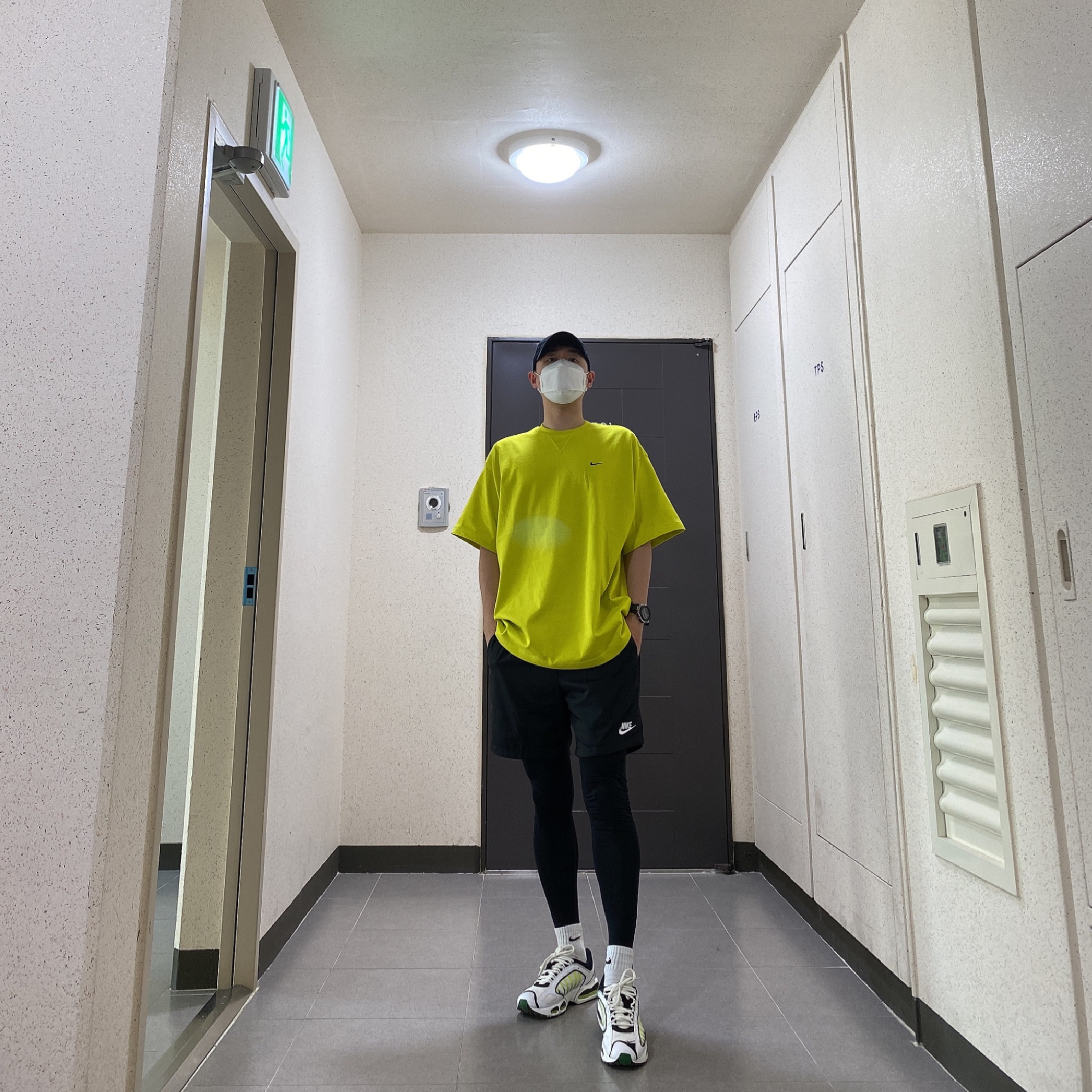 Nike Air Max Tailwind 4 White Volt Black, Nike x Kim Jones Oversized T-Shirt High Voltage - US/EU 착용 스타일
