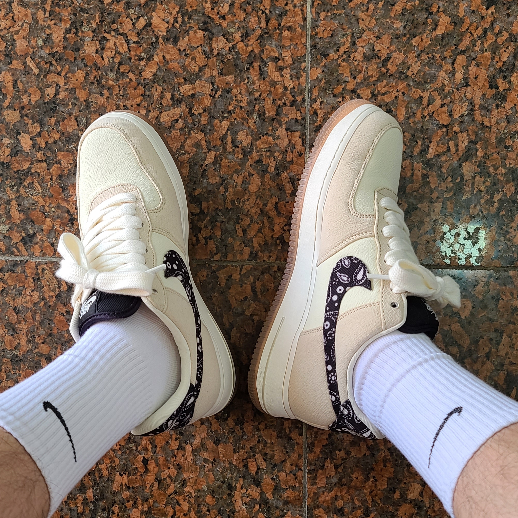 Nike Air Force 1 '07 LV8 Paisley Swoosh 착용 스타일