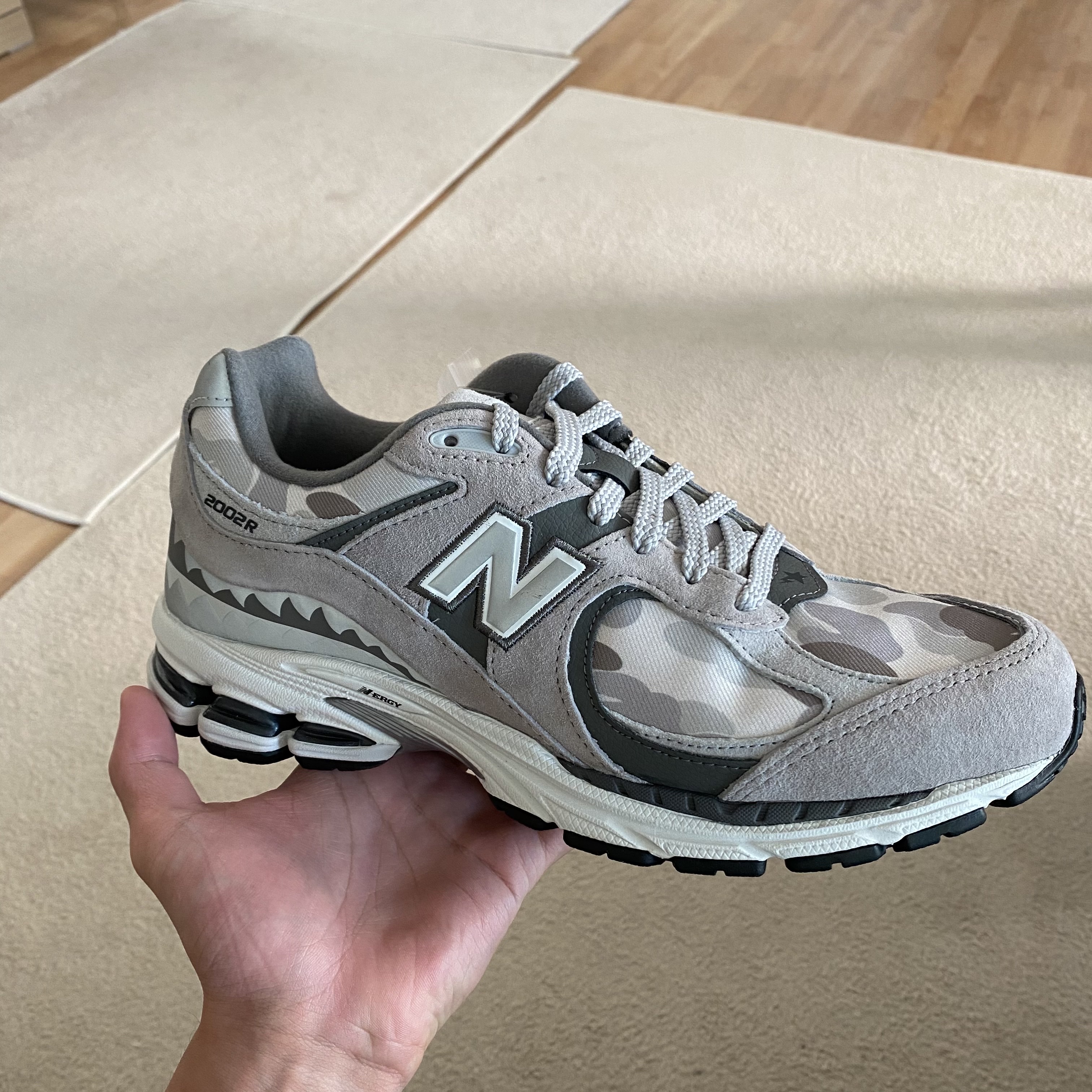 New Balance x BAPE 2002R Gray Camo (Special Box) 착용 스타일 - 1