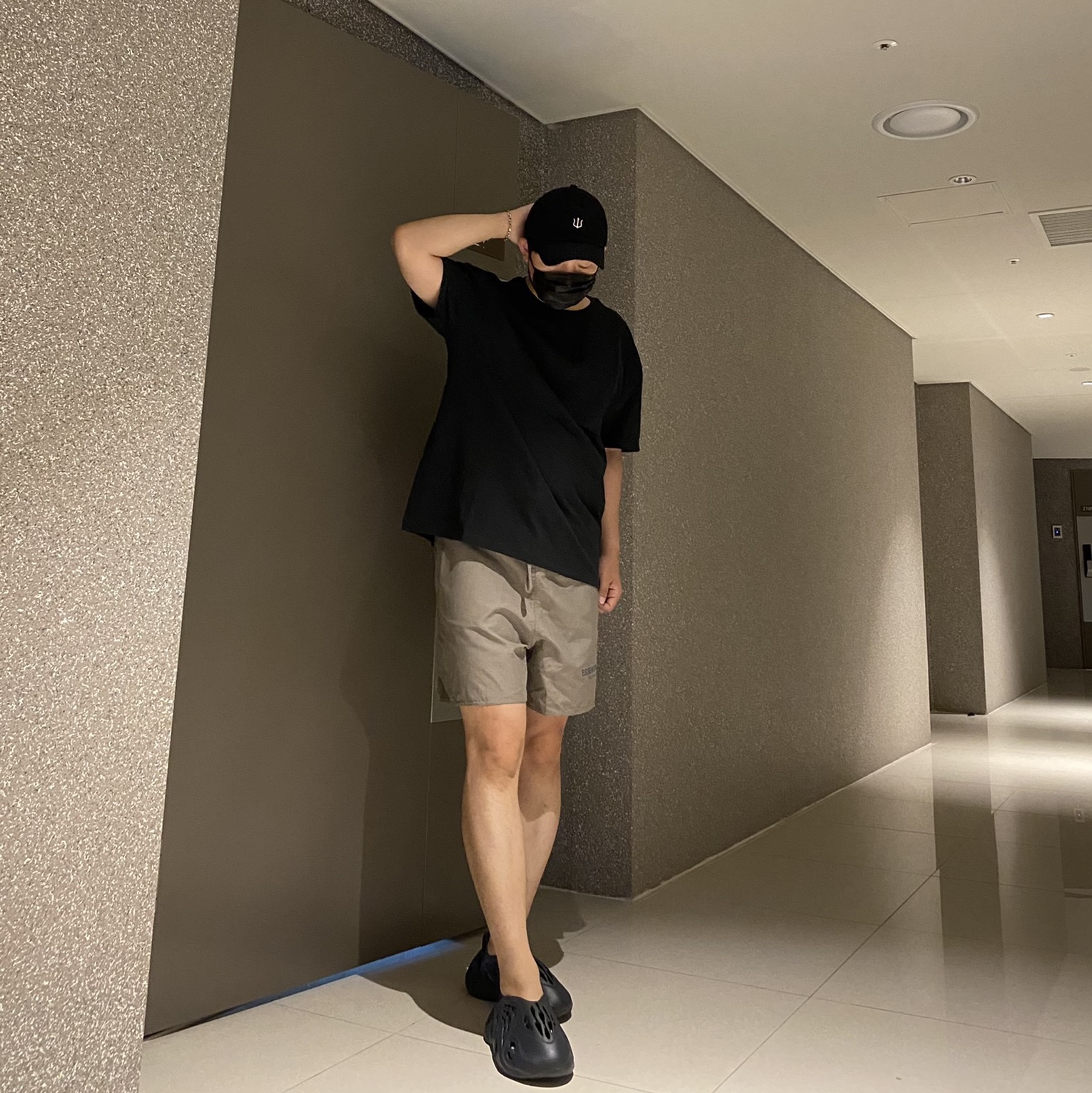 Essentials T-Shirt Black - 21SS, Essentials Volley Shorts Cement - 20FW 착용 스타일 - 2