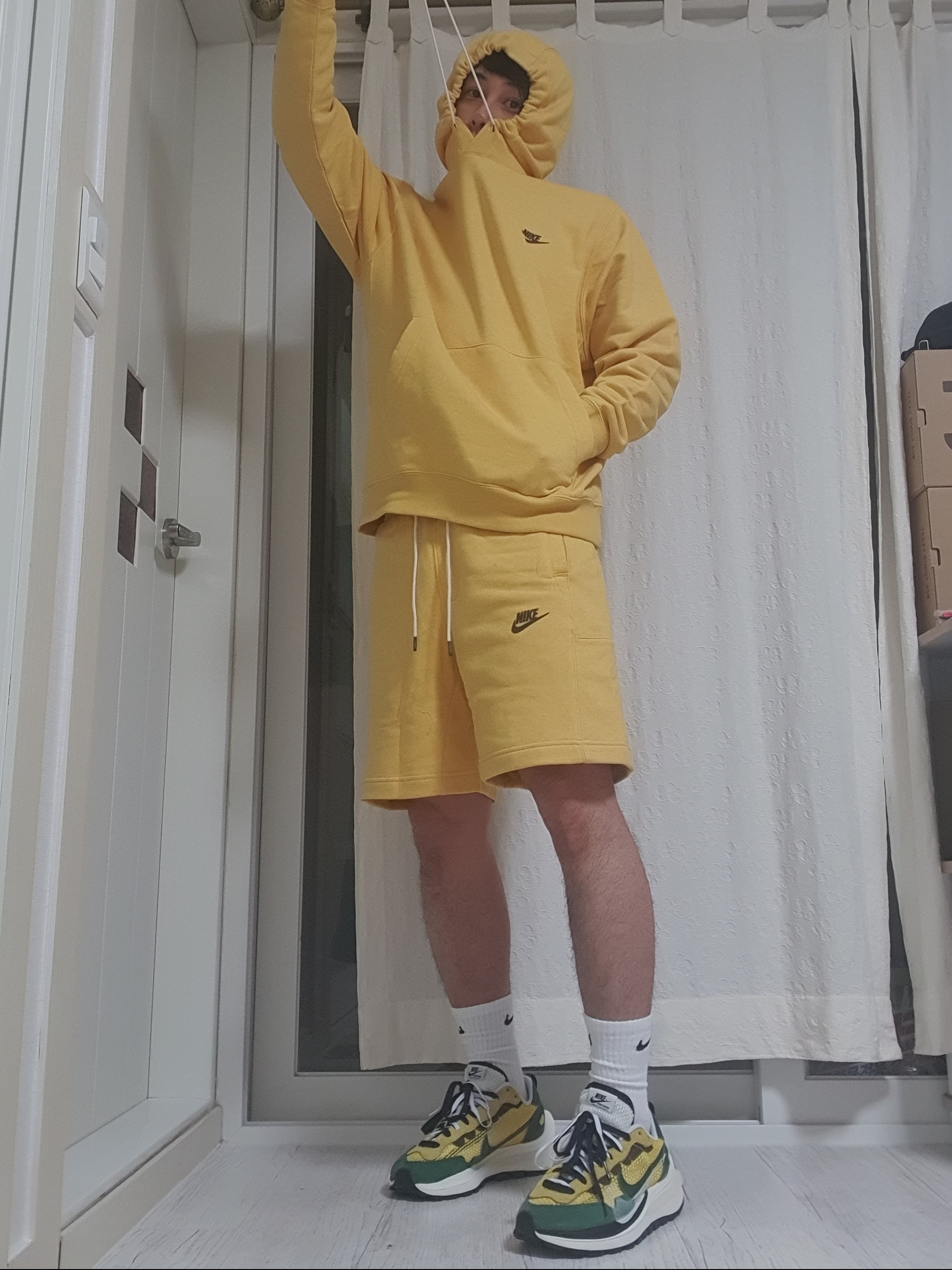 Nike x Sacai VaporWaffle Tour Yellow & Gorge Green Sail 착용 스타일
