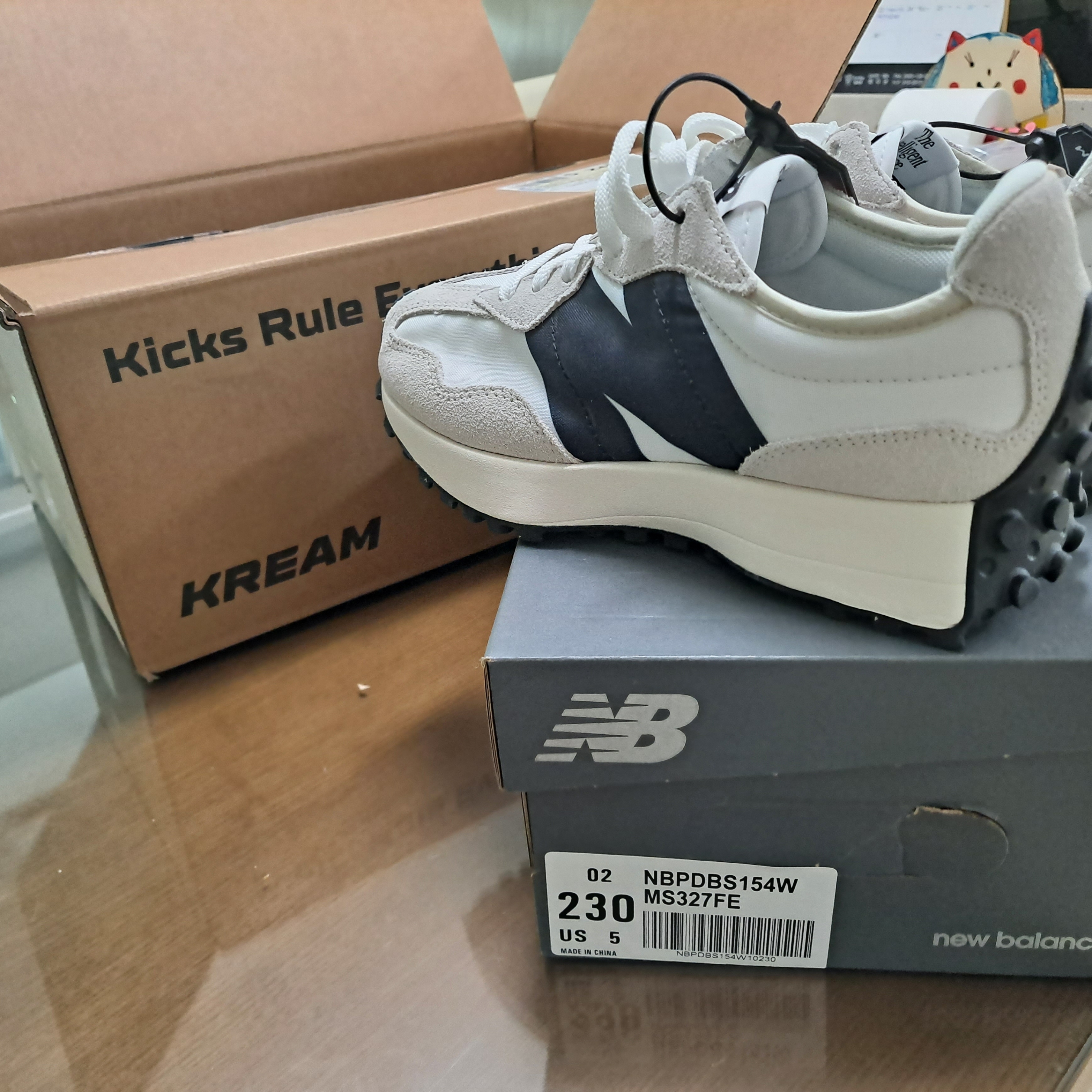 New Balance 327 White Black 착용 스타일 - 2