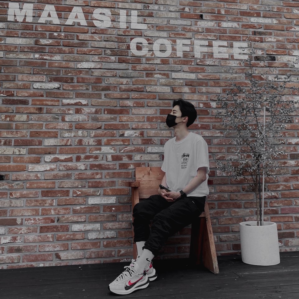 Stussy x Our Legacy Surfman T-Shirt White - 21SS, Nike x Sacai VaporWaffle Royal Fuchsia 착용 스타일 - 4