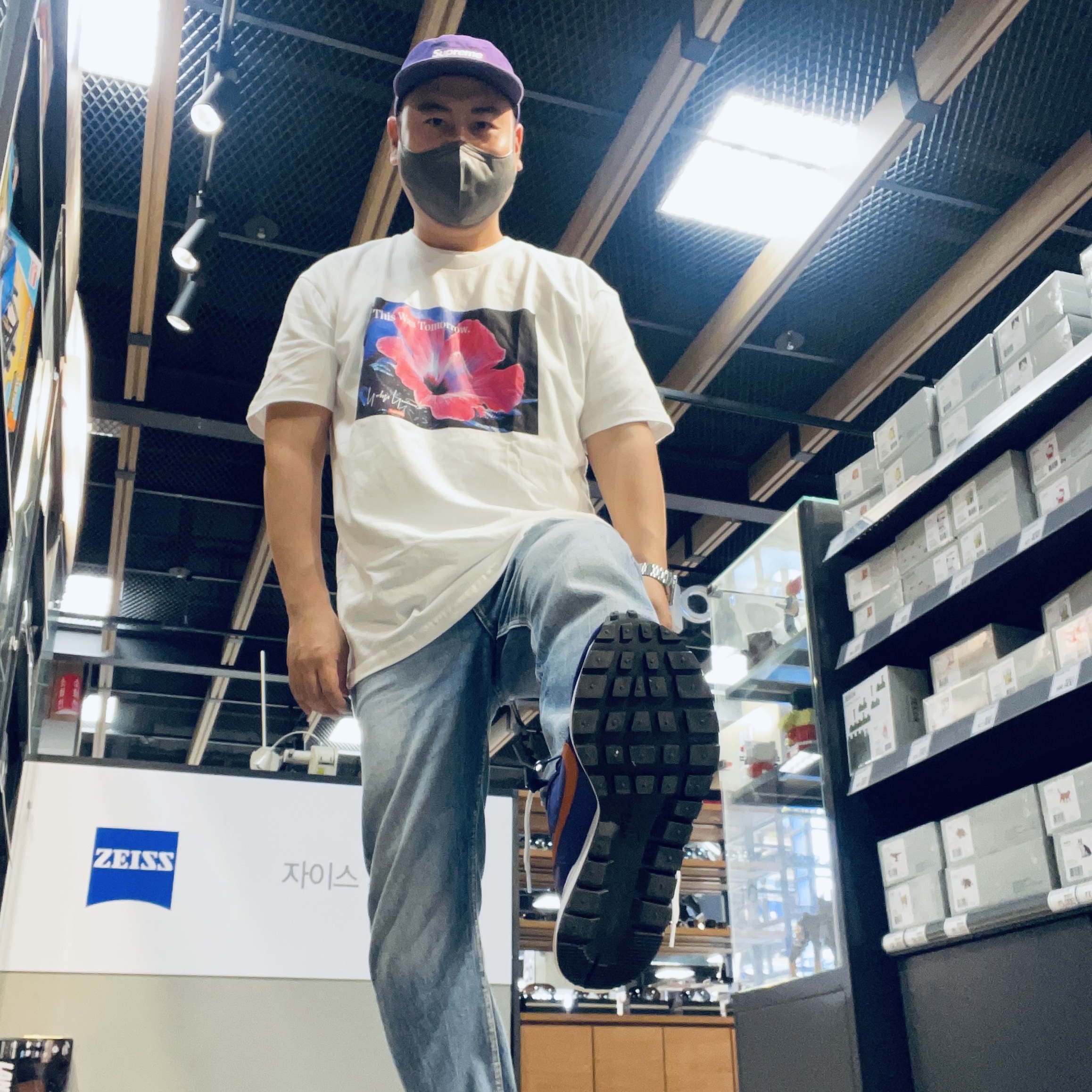 Nike x Sacai VaporWaffle Dark Iris, Supreme x Yohji Yamamoto This Was Tomorrow T-Shirt White - 20FW 착용 스타일 - 3