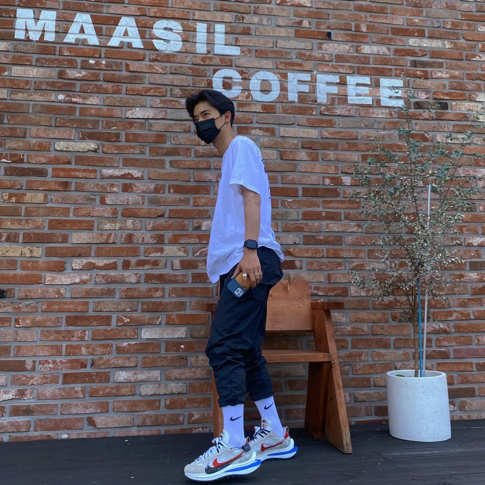 Stussy x Our Legacy Surfman T-Shirt White - 21SS, Nike x Sacai VaporWaffle Royal Fuchsia 착용 스타일 - 5