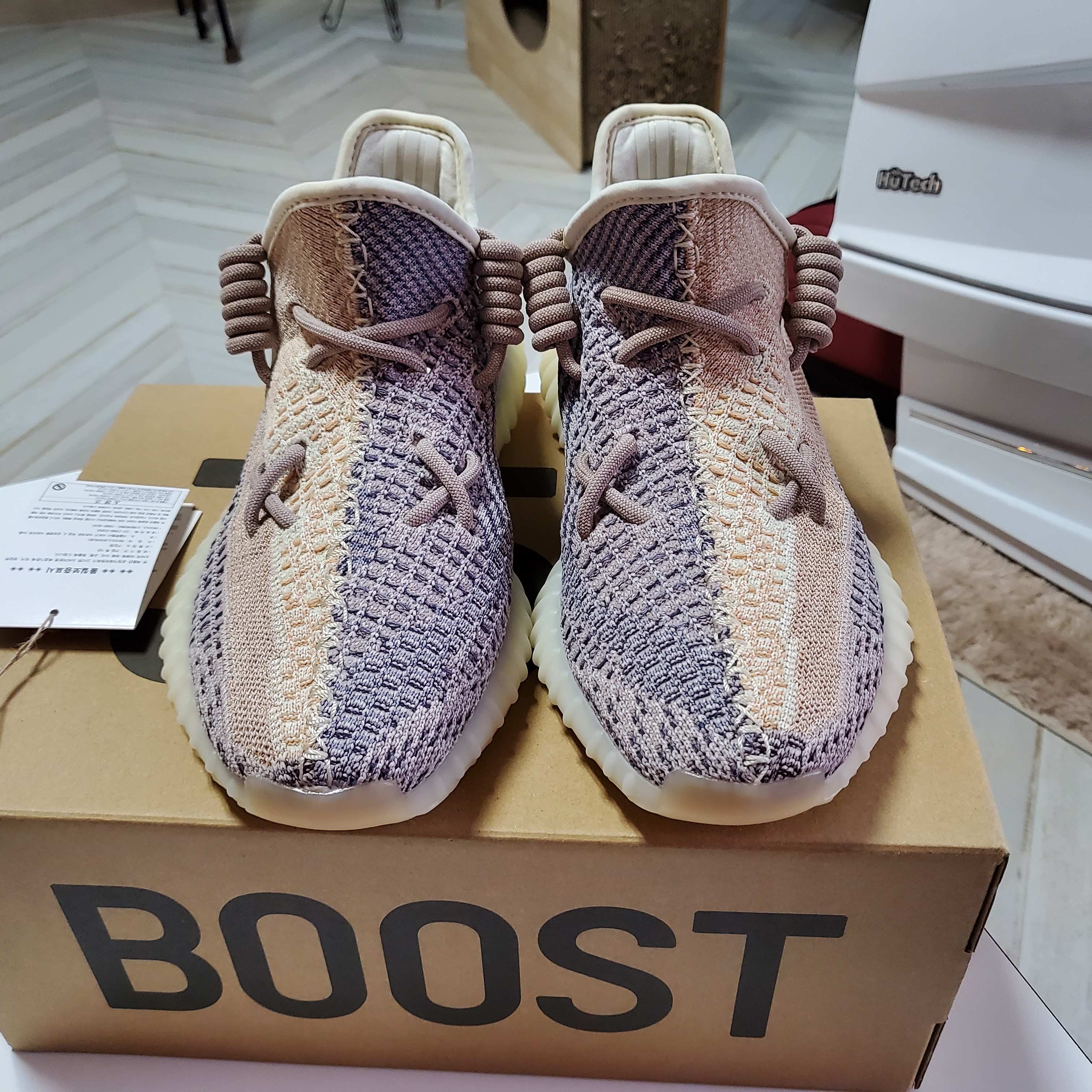 Adidas Yeezy Boost 350 V2 Ash Pearl 착용 스타일 - 2