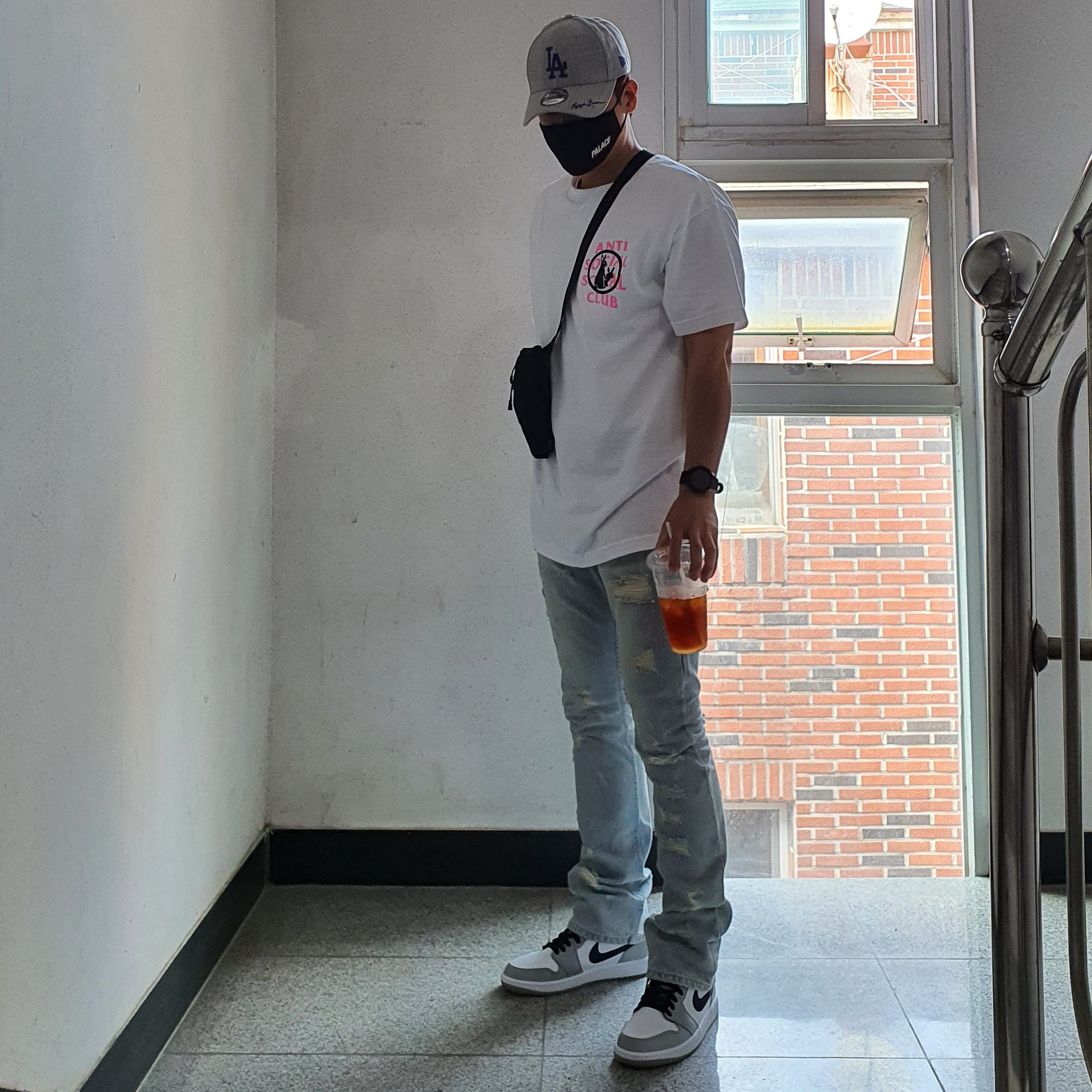 Jordan 1 Mid Light Smoke Grey, Palace Cordura Body Shot Bag Black - 21SS 착용 스타일