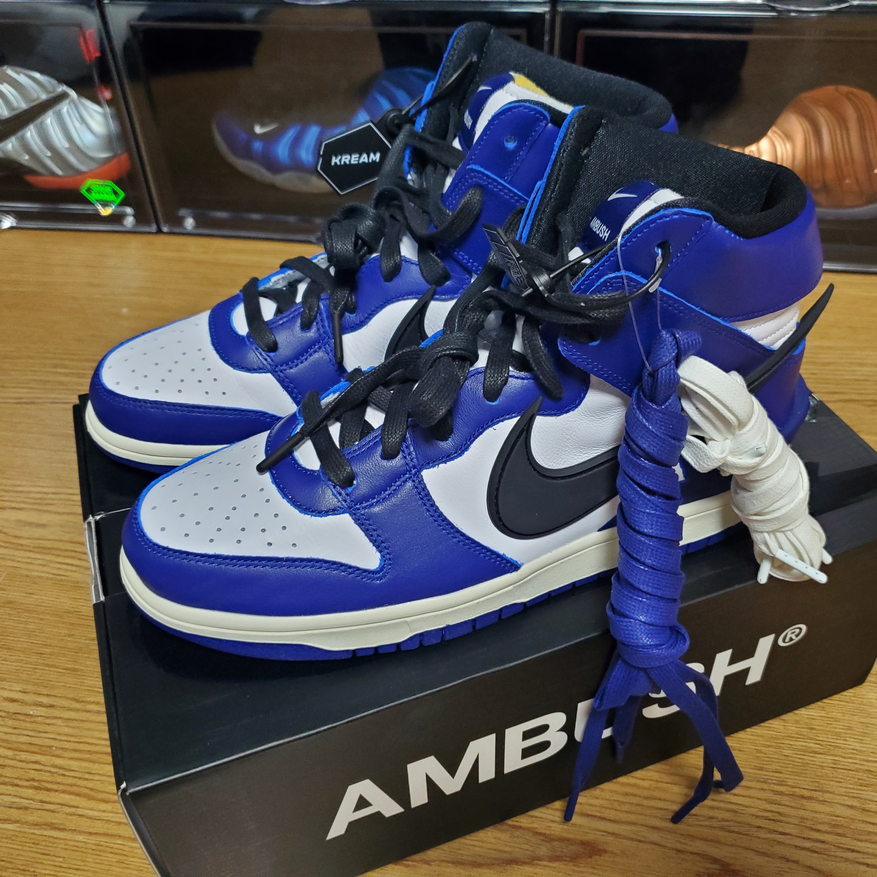 Nike x Ambush Dunk High Deep Royal Blue, Nike x Drake Nocta Cardinal Stock Essential Fleece Pants Navy - Asia 착용 스타일 - 1