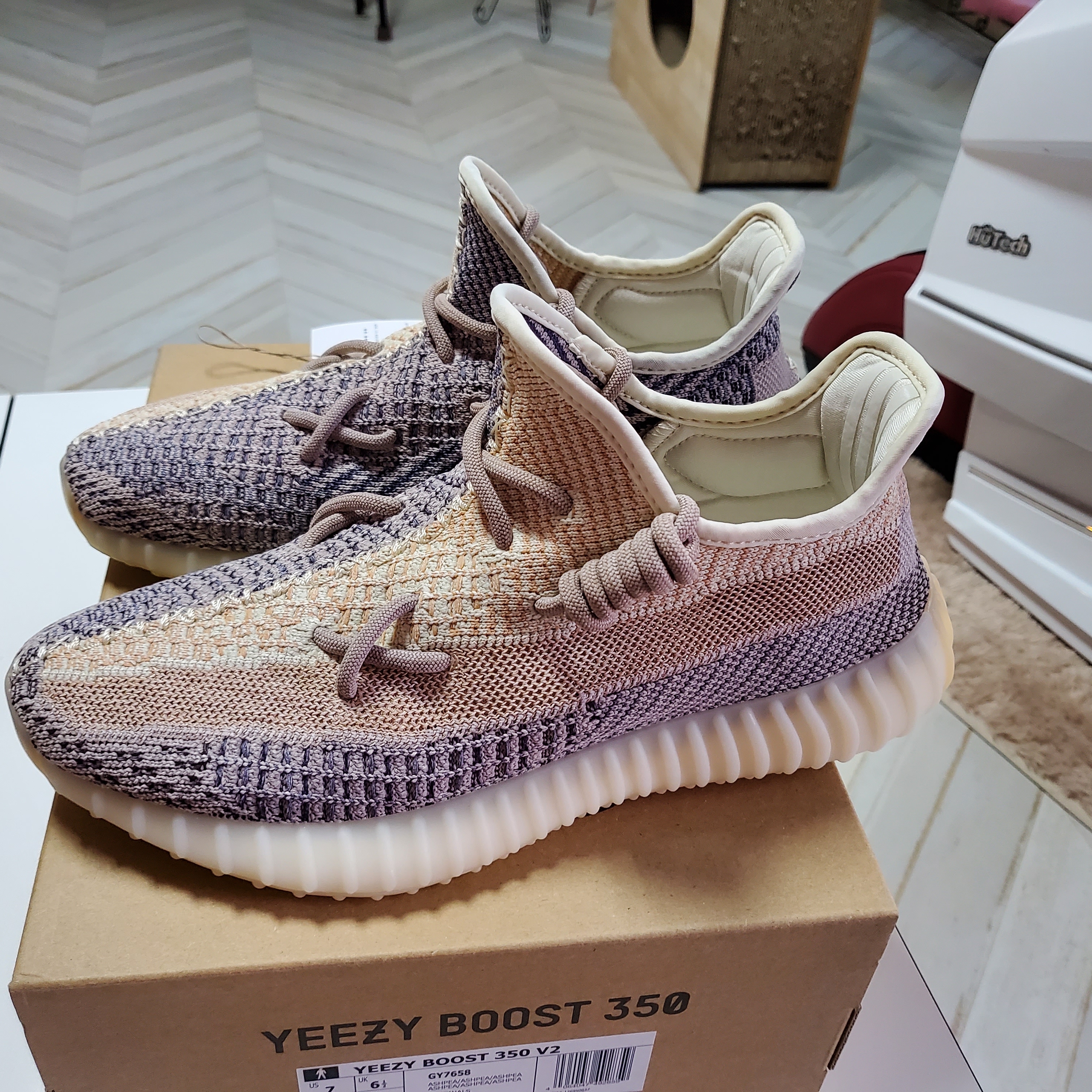 Adidas Yeezy Boost 350 V2 Ash Pearl 착용 스타일 - 3