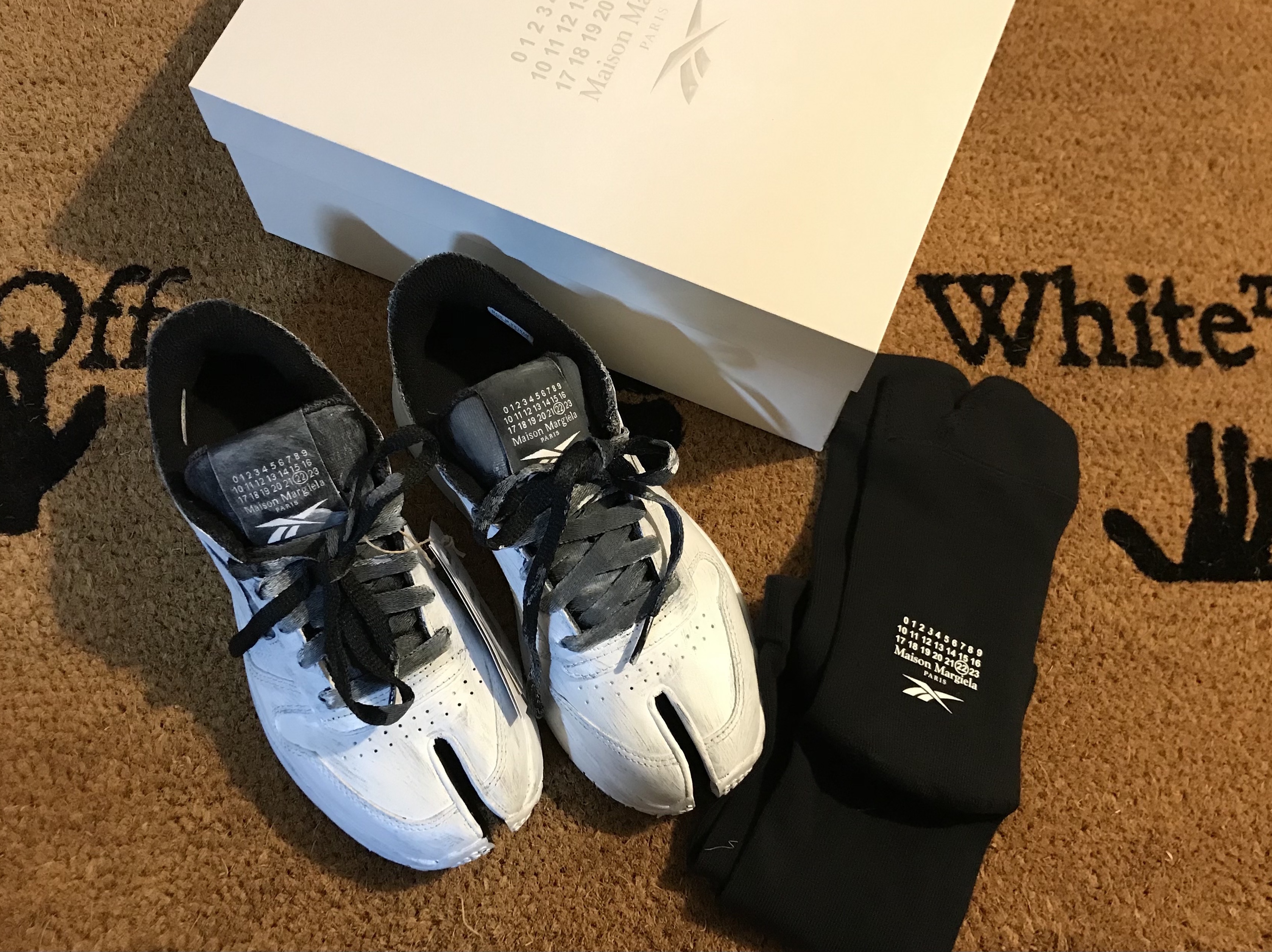 Reebok x Maison Margiela Classic Leather Tabi Shoes Bianchetto 착용 스타일