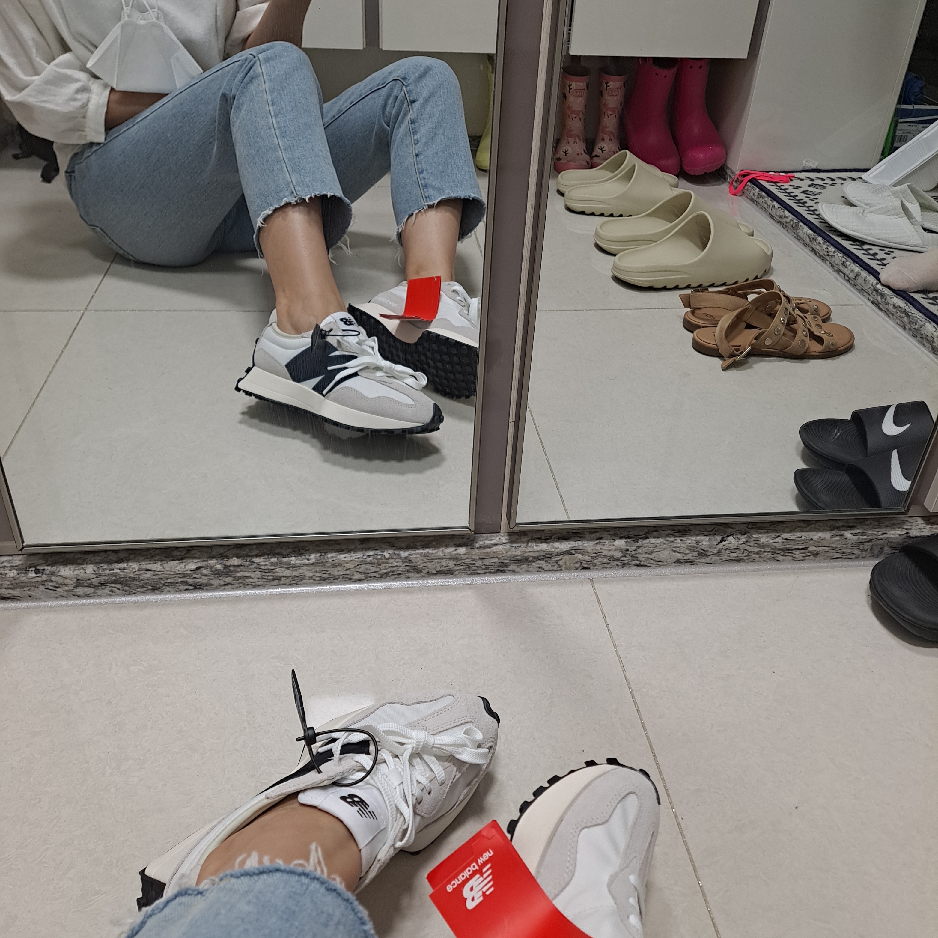 New Balance 327 White Black 착용 스타일 - 1