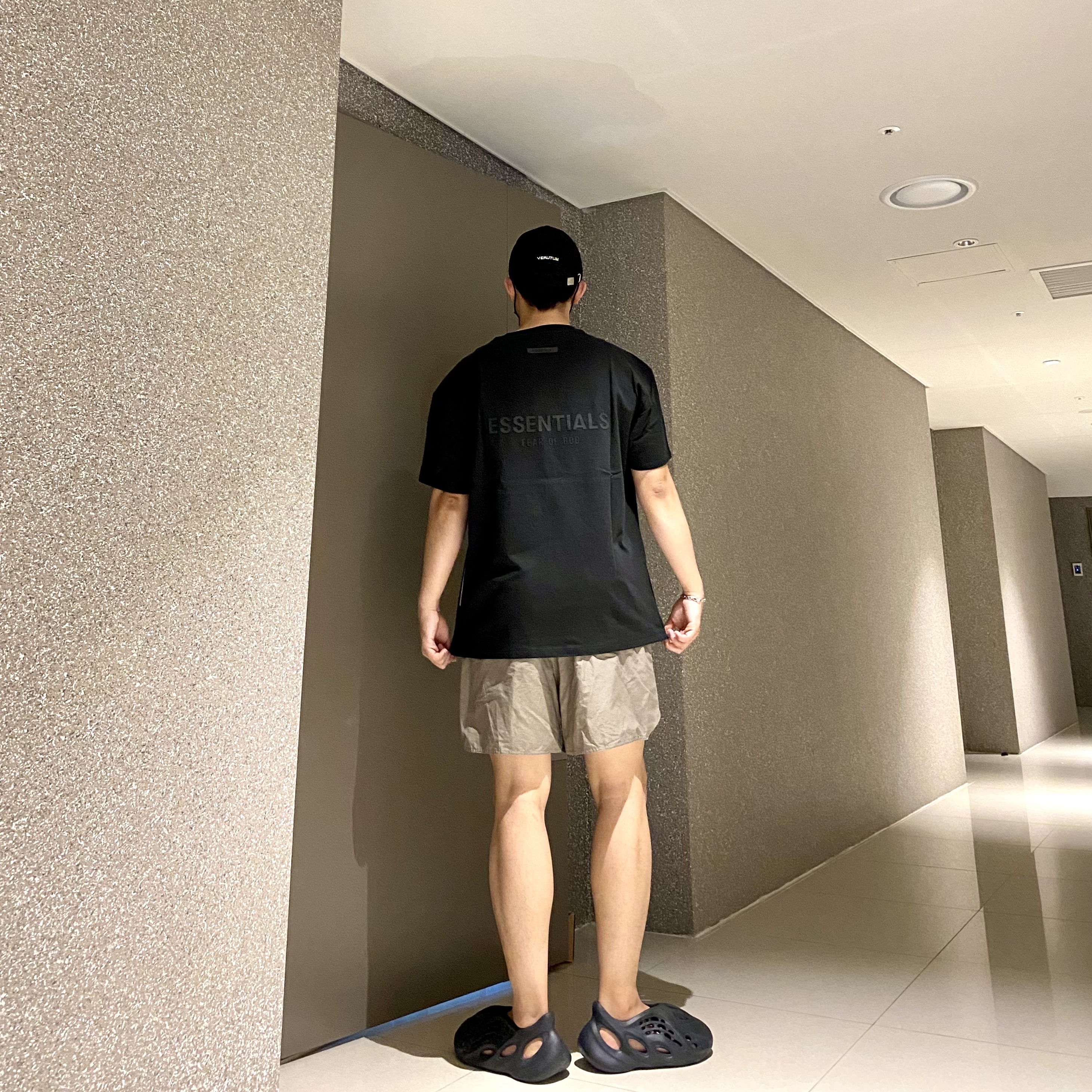 Essentials T-Shirt Black - 21SS, Essentials Volley Shorts Cement - 20FW 착용 스타일 - 1