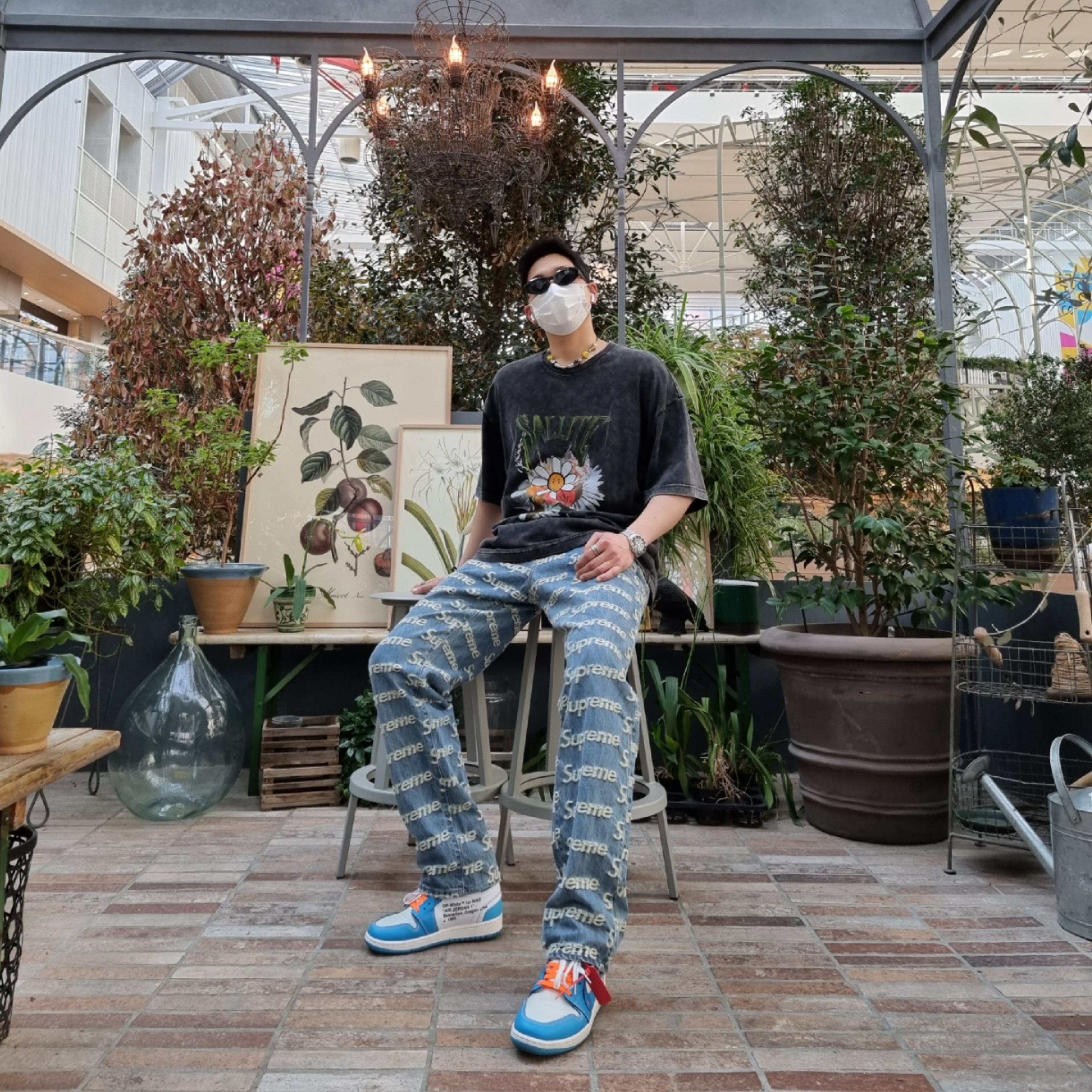 Supreme Frayed Logos Regular Jean Blue - 21SS, Jordan 1 x Off-White Retro High University Blue 착용 스타일 - 1