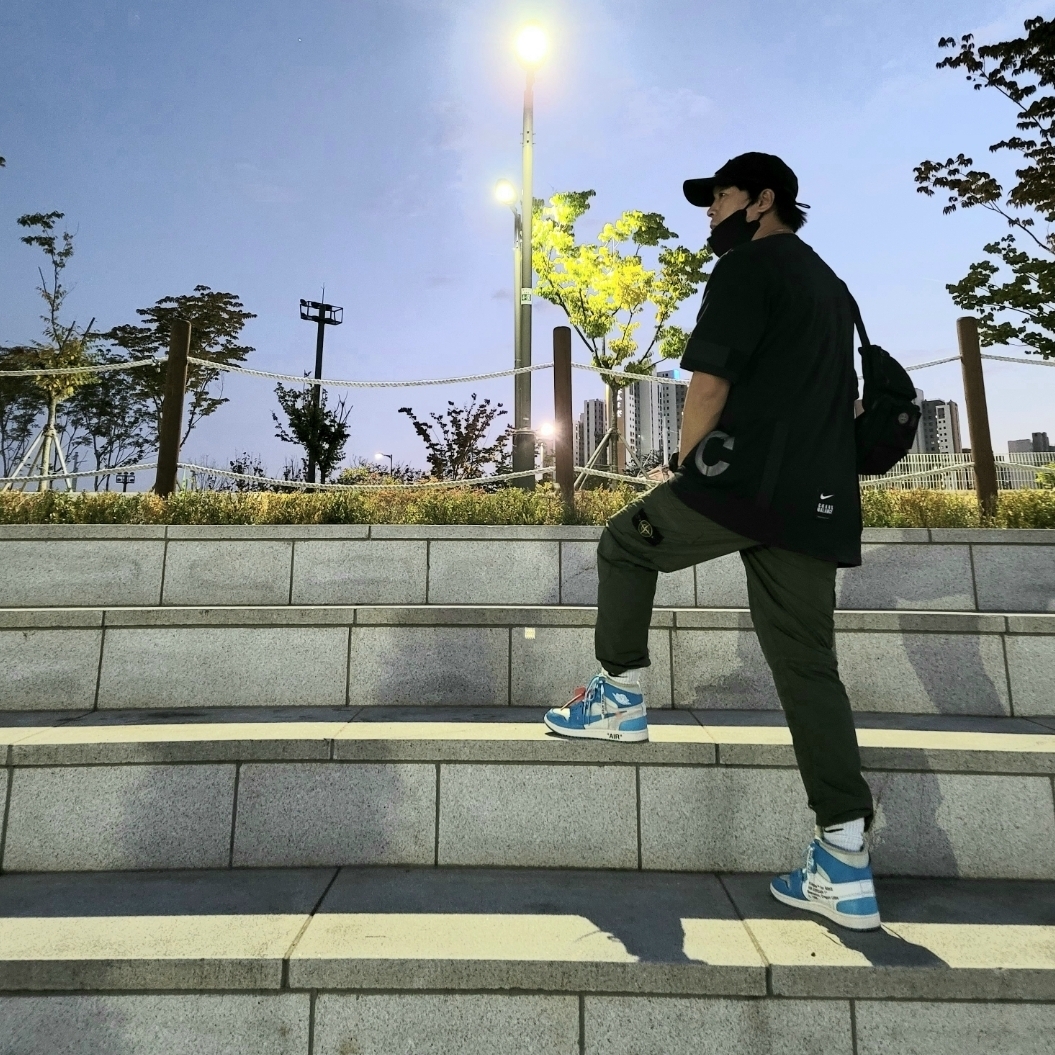 Jordan 1 x Off-White Retro High University Blue 착용 스타일