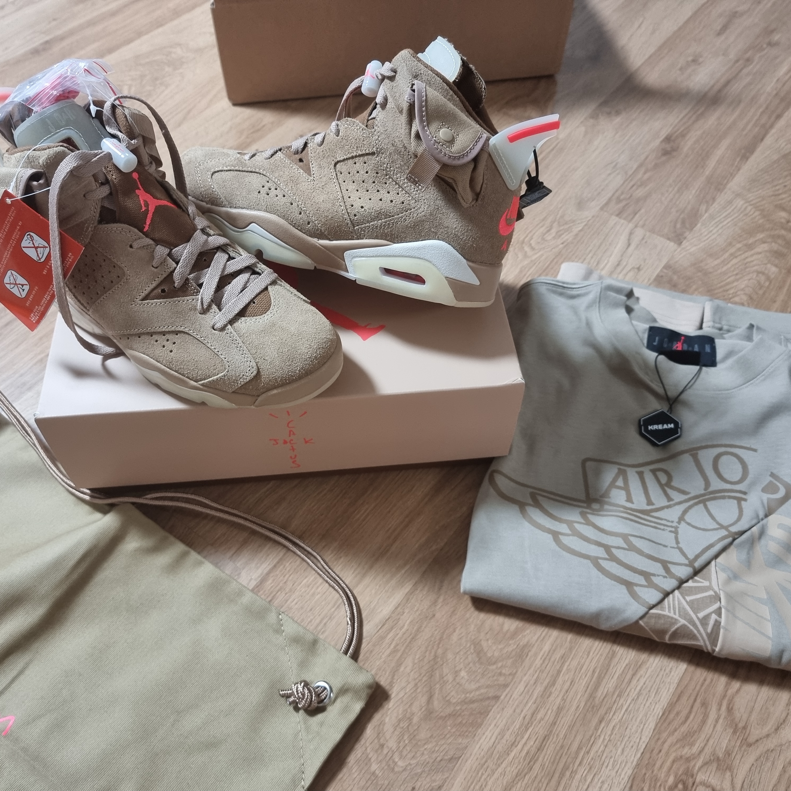 Jordan 6 x Travis Scott Retro SP British Khaki, Jordan x Travis Scott S/S Top - Asia 착용 스타일 - 2