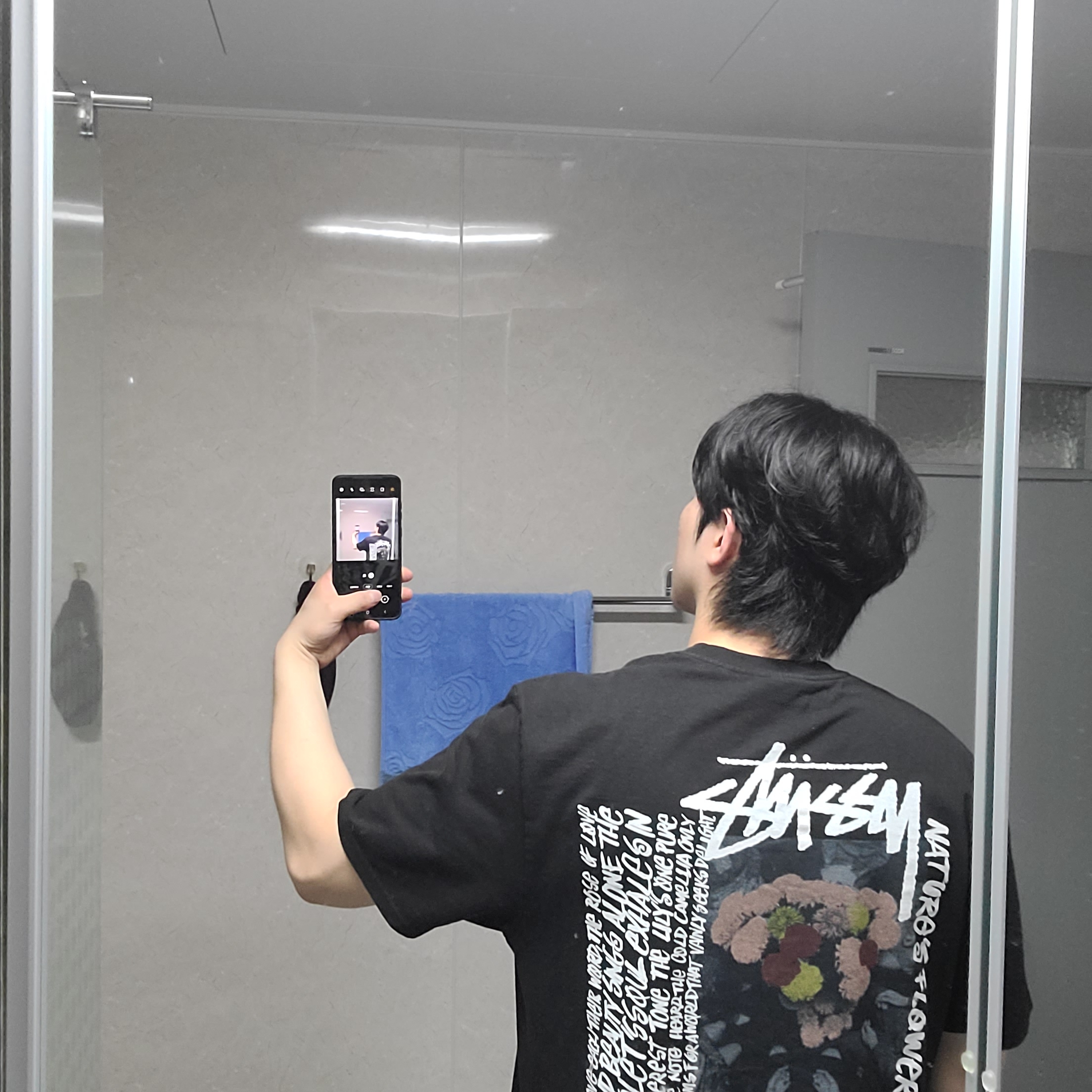 Stussy Camellias Pig. Dyed T-Shirt Black 착용 스타일