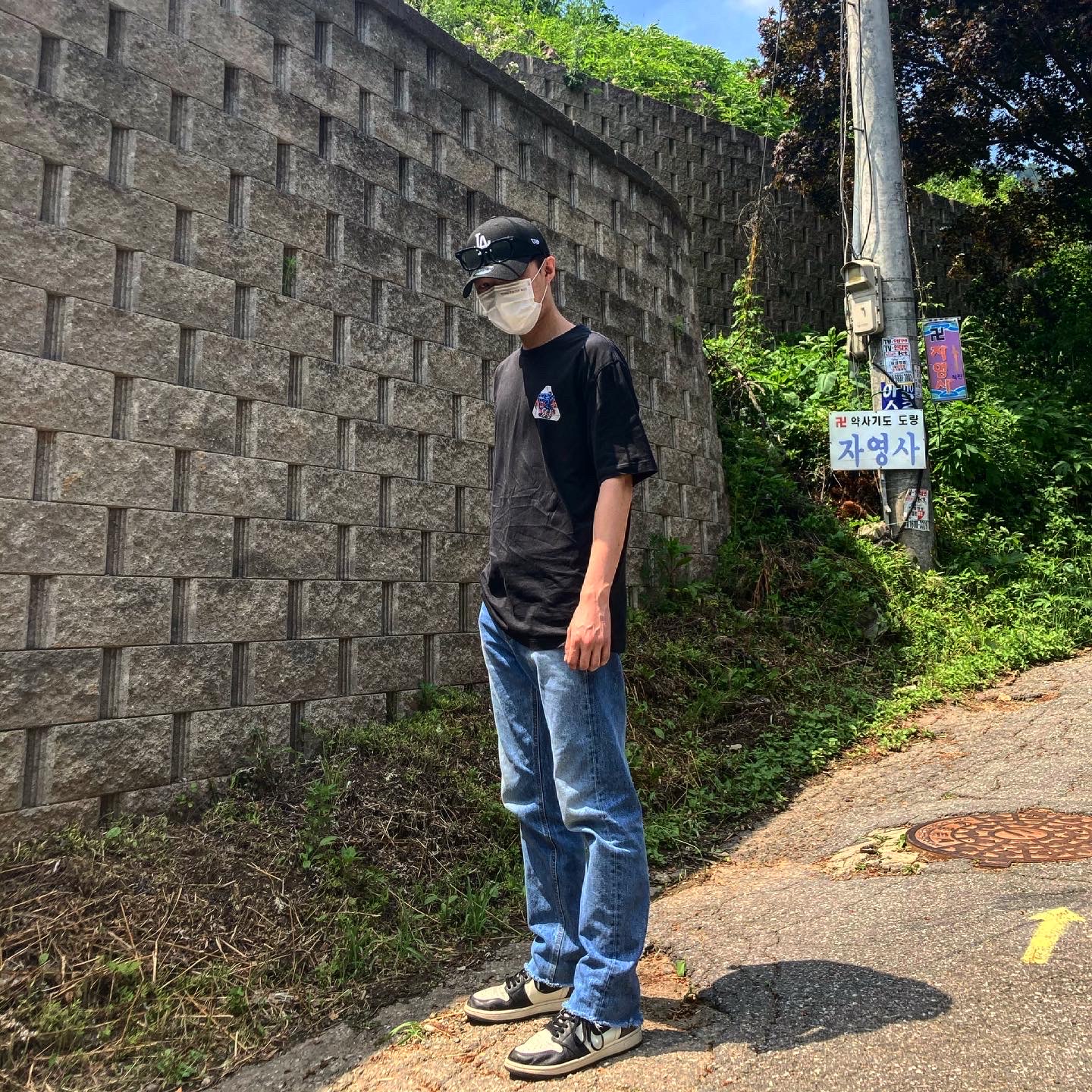 Jordan 1 Retro High OG Black Mocha, Palace Ripped T-Shirt Black - 19FW 착용 스타일 - 1