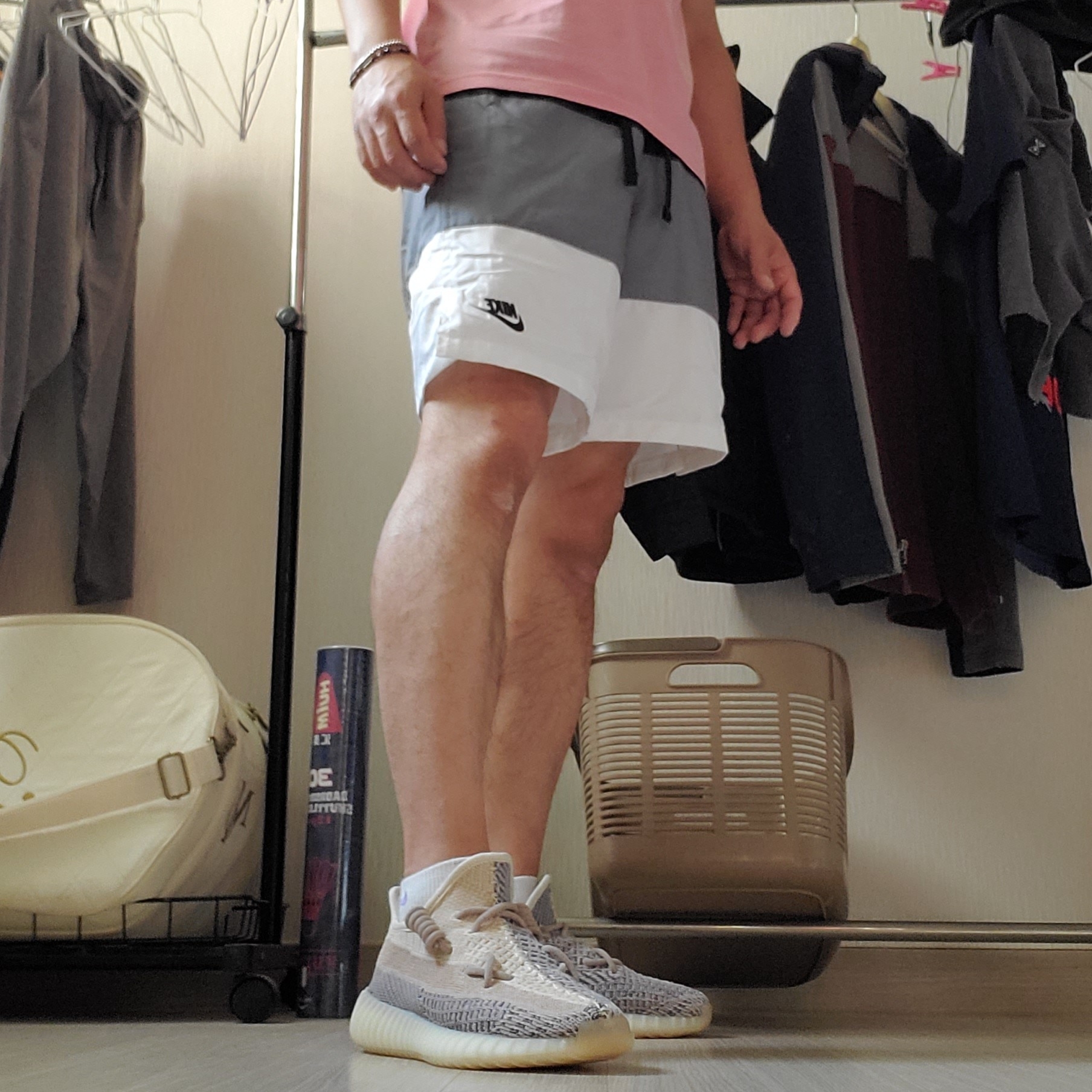 Adidas Yeezy Boost 350 V2 Ash Pearl 착용 스타일 - 1
