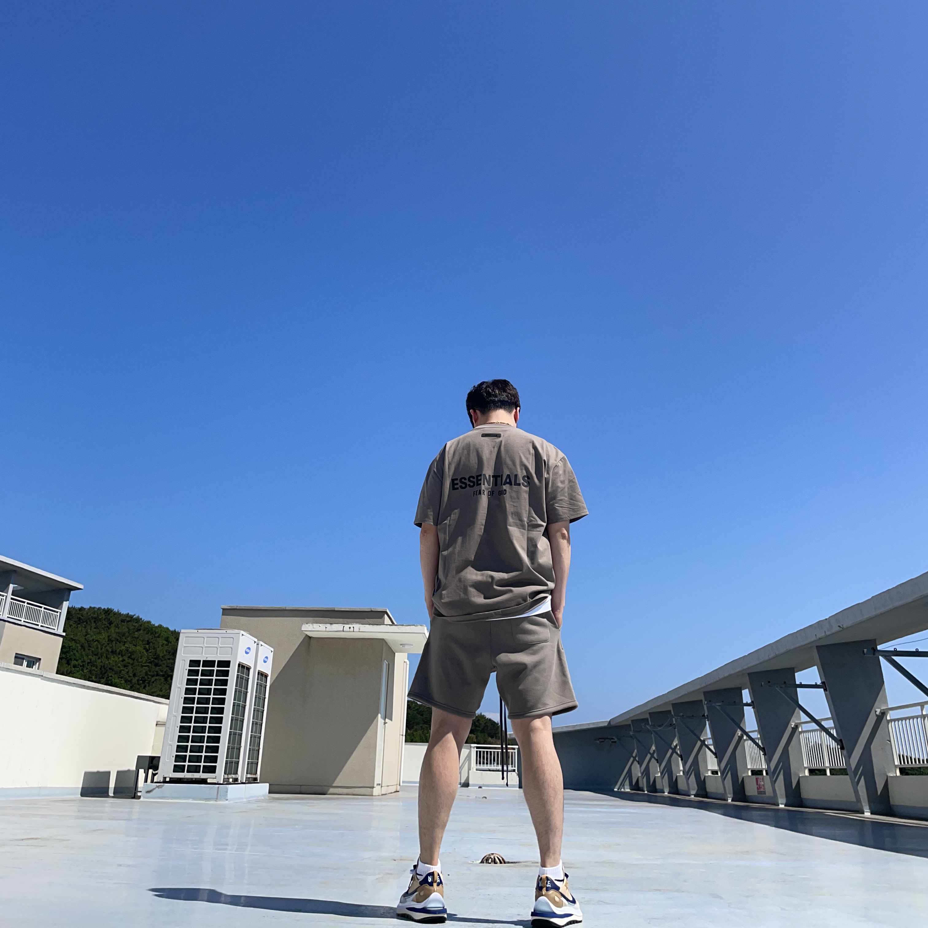 Essentials Sweatshorts Taupe - 21SS, Essentials T-Shirt Taupe - 21SS 착용 스타일 - 2