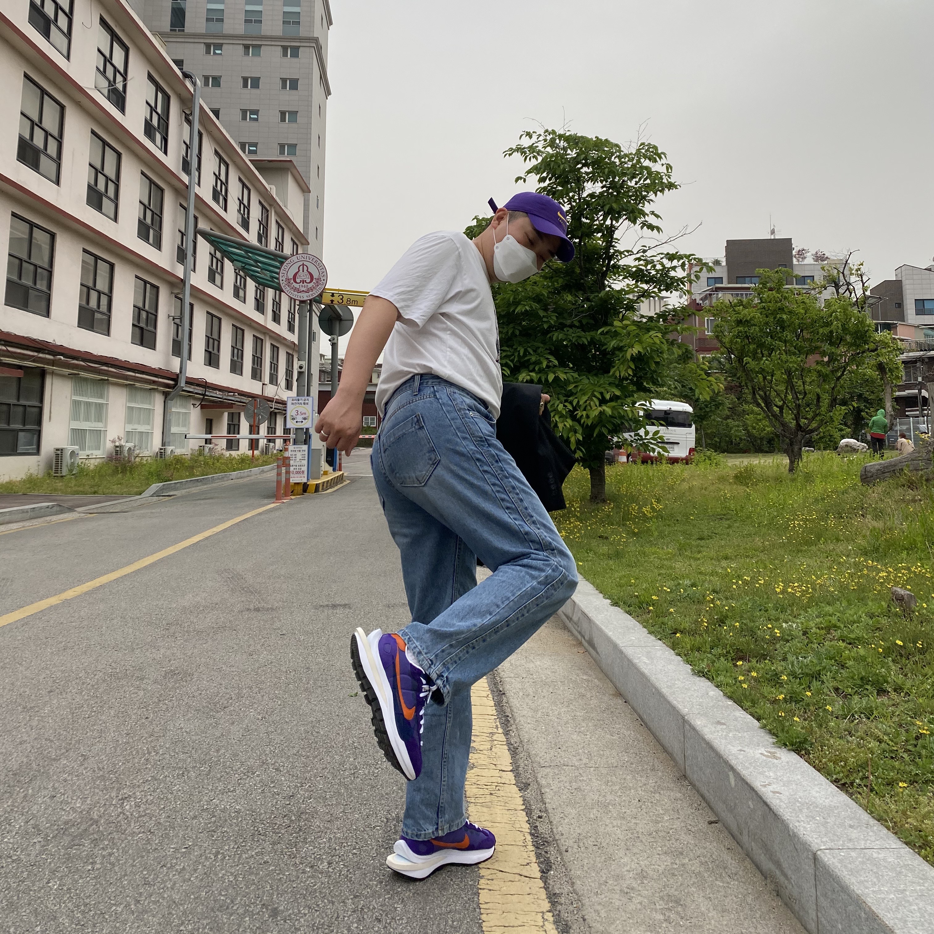Nike x Sacai VaporWaffle Dark Iris 착용 스타일 - 1