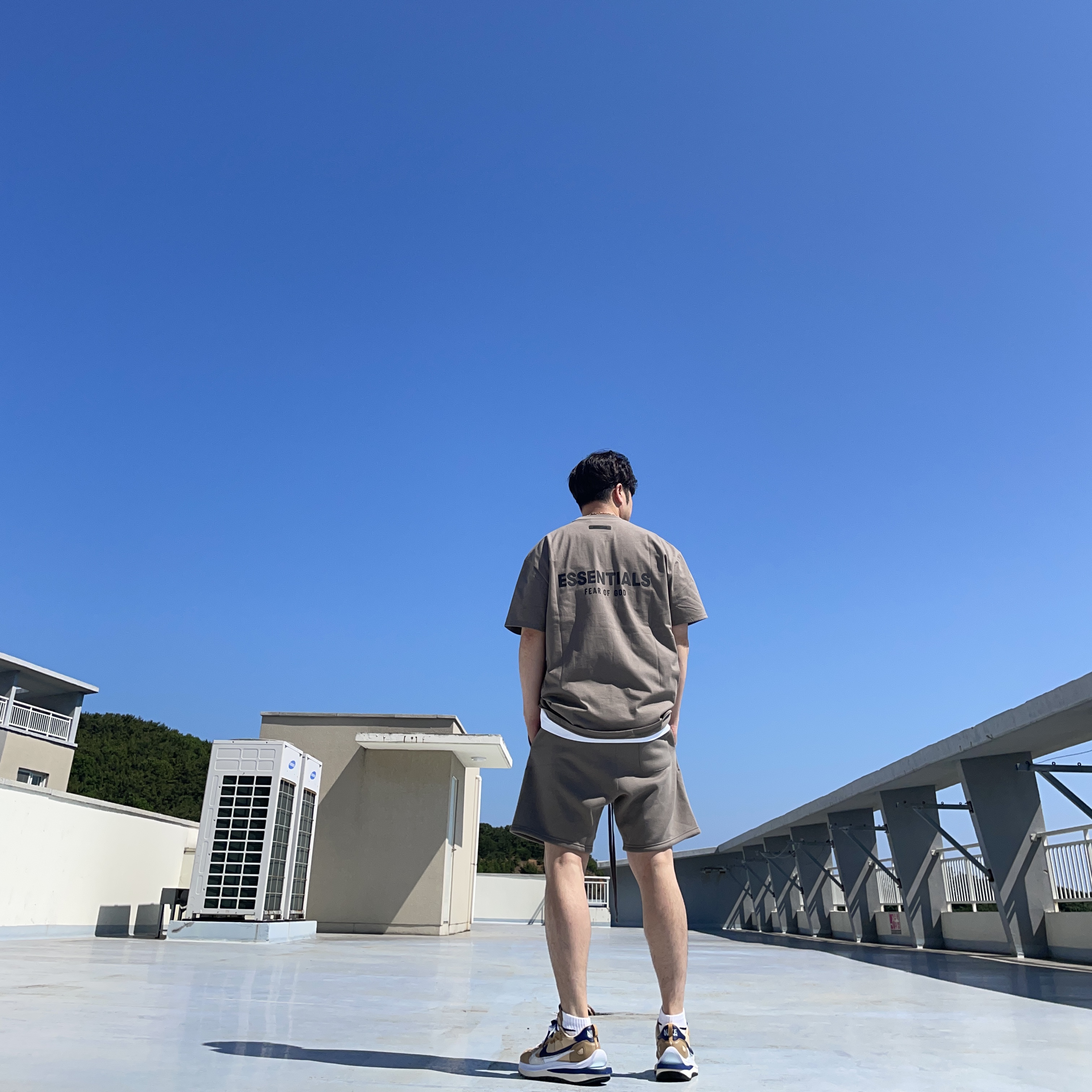 Essentials Sweatshorts Taupe - 21SS, Essentials T-Shirt Taupe - 21SS 착용 스타일 - 4