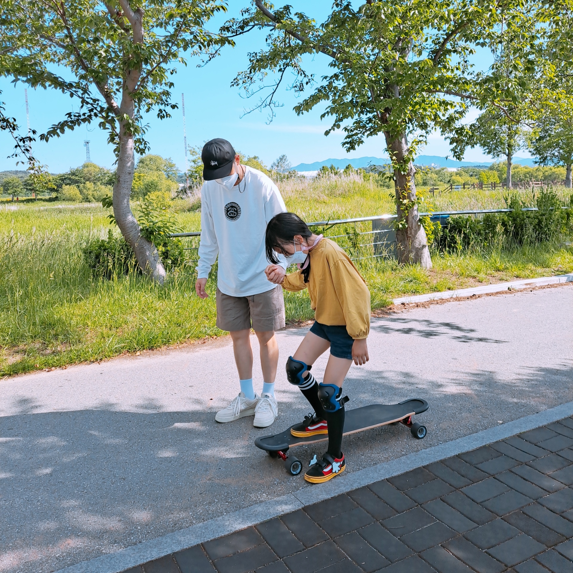 Nike x Stussy Air Force 1 Low Fossil, Nike x Stussy Big Swoosh LS T-Shirt White - US/EU 착용 스타일 - 2