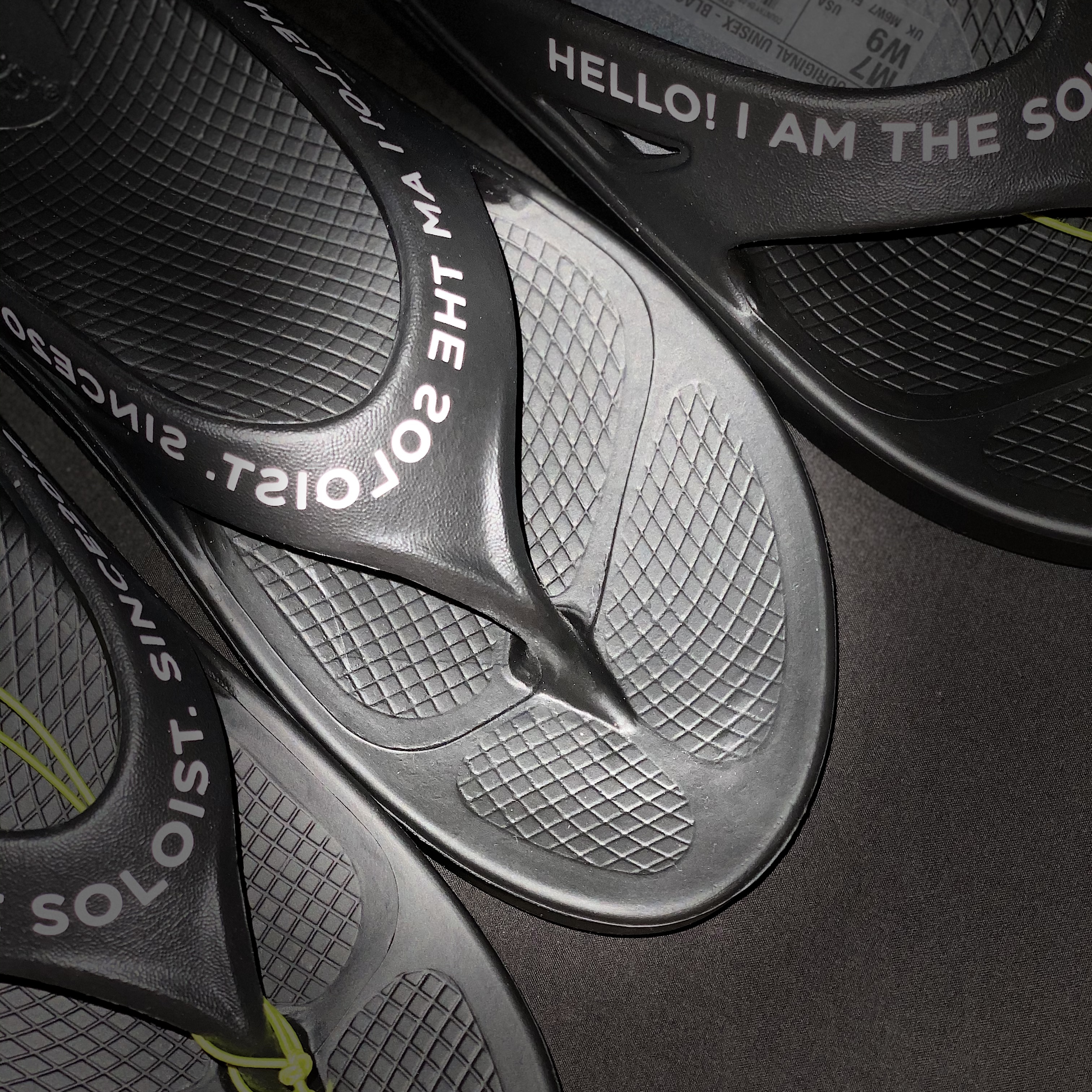 Oofos x Takahiromiyashita The Soloist Signature Flip-Flop Black White 착용 스타일 - 2