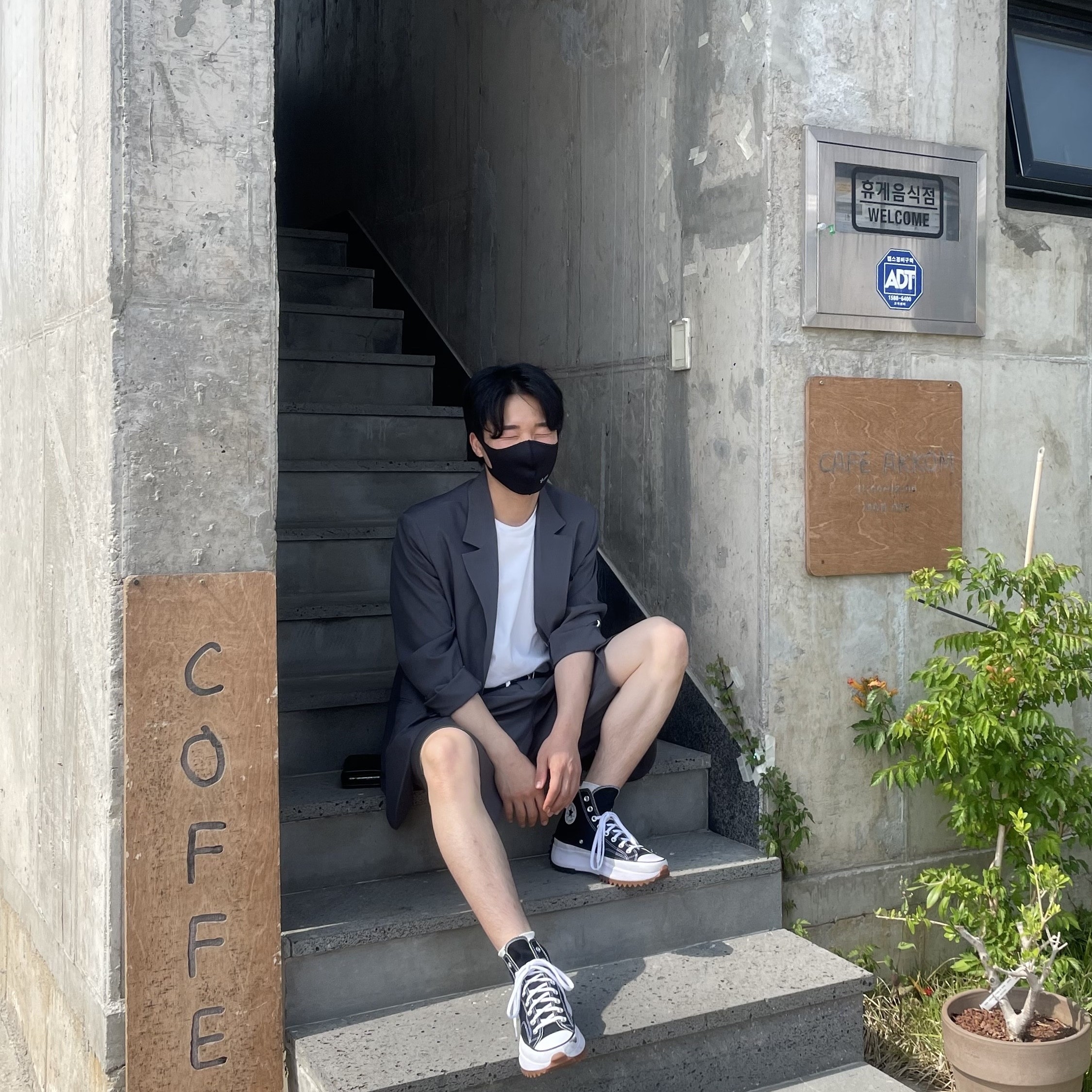 Converse Run Star Hike Hi Black White Gum 착용 스타일