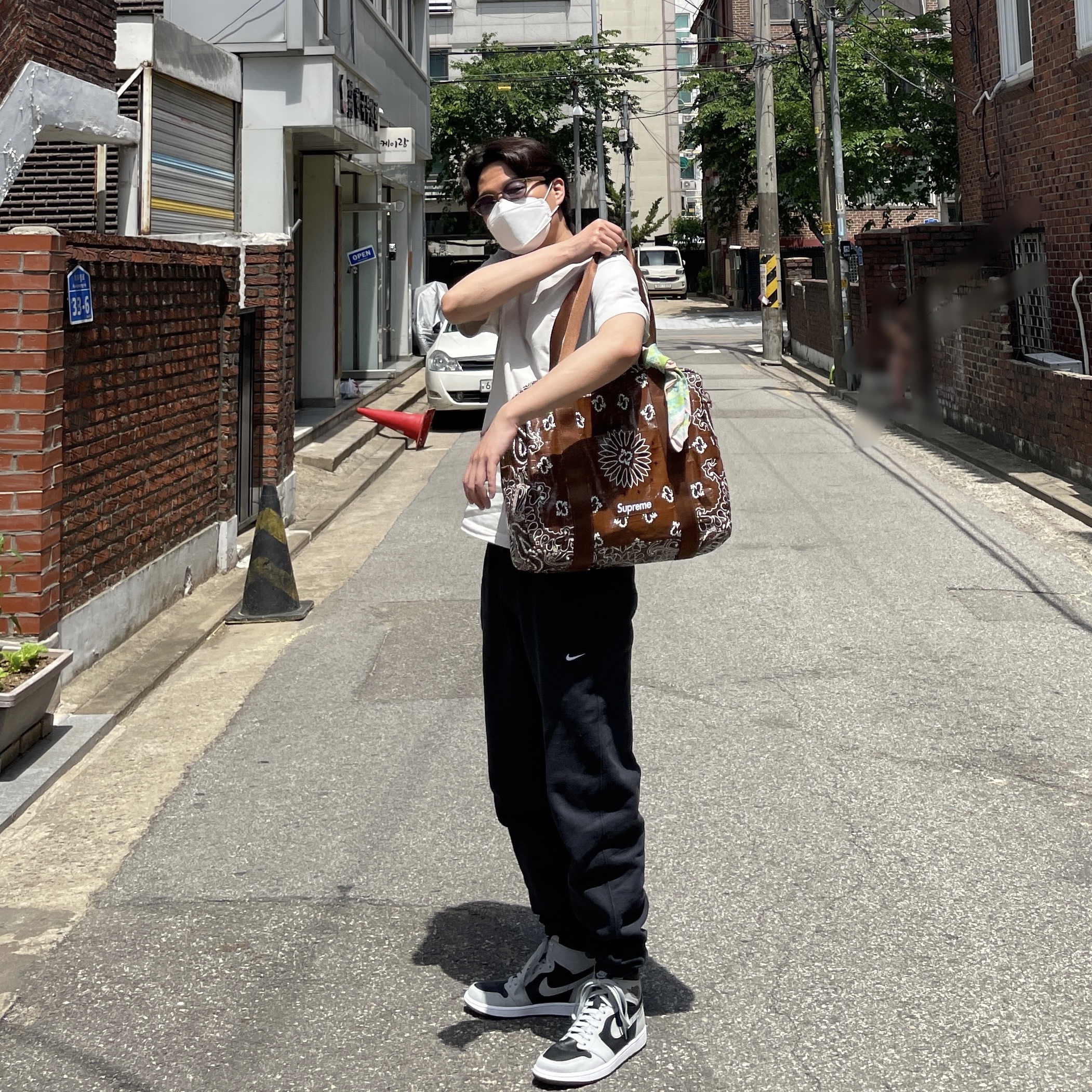Jordan 1 Retro High OG Shadow 2.0, Supreme Bandana Tarp Small Duffle Bag Brown - 21SS 착용 스타일