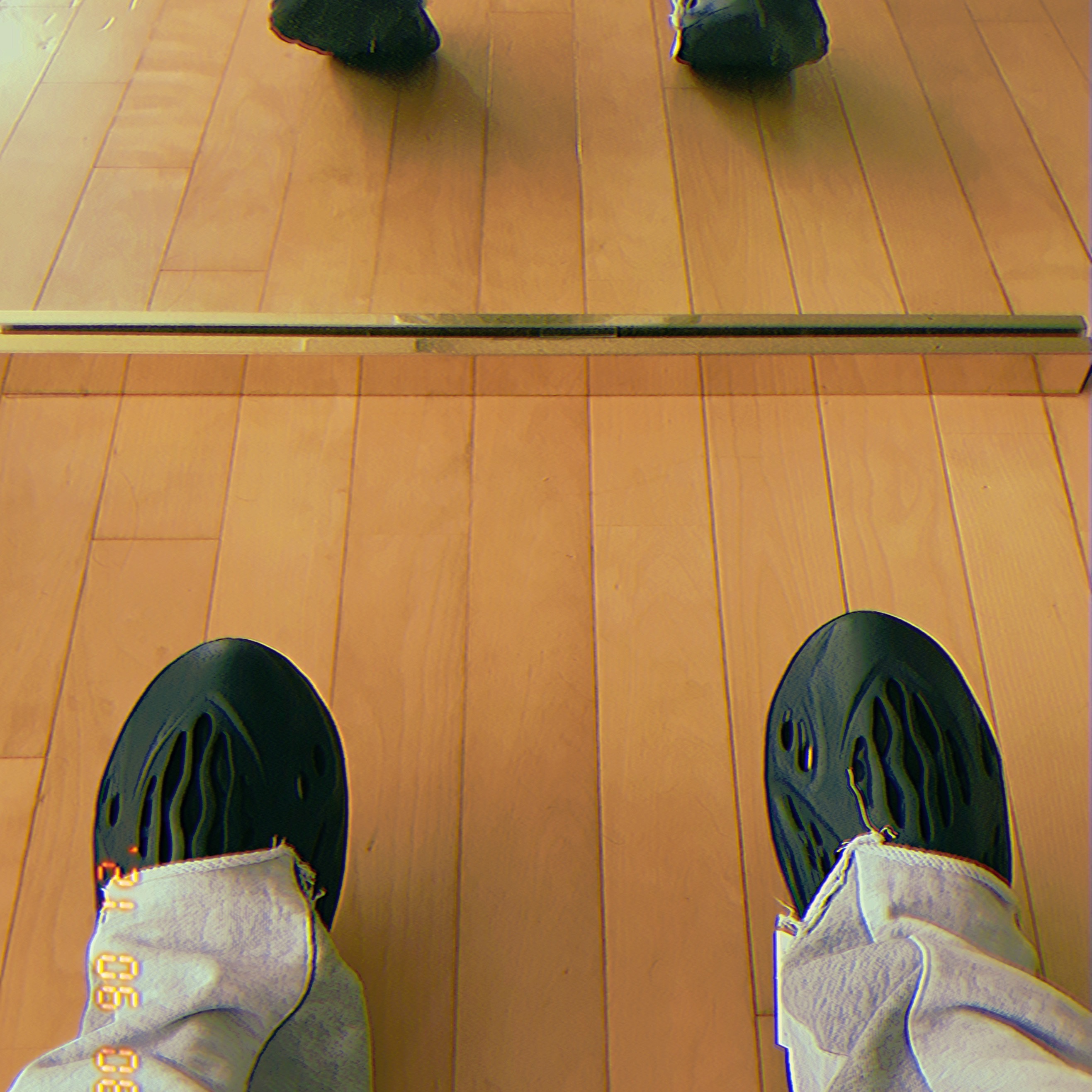 Adidas Yeezy Foam RNNR Mineral Blue 착용 스타일 - 2
