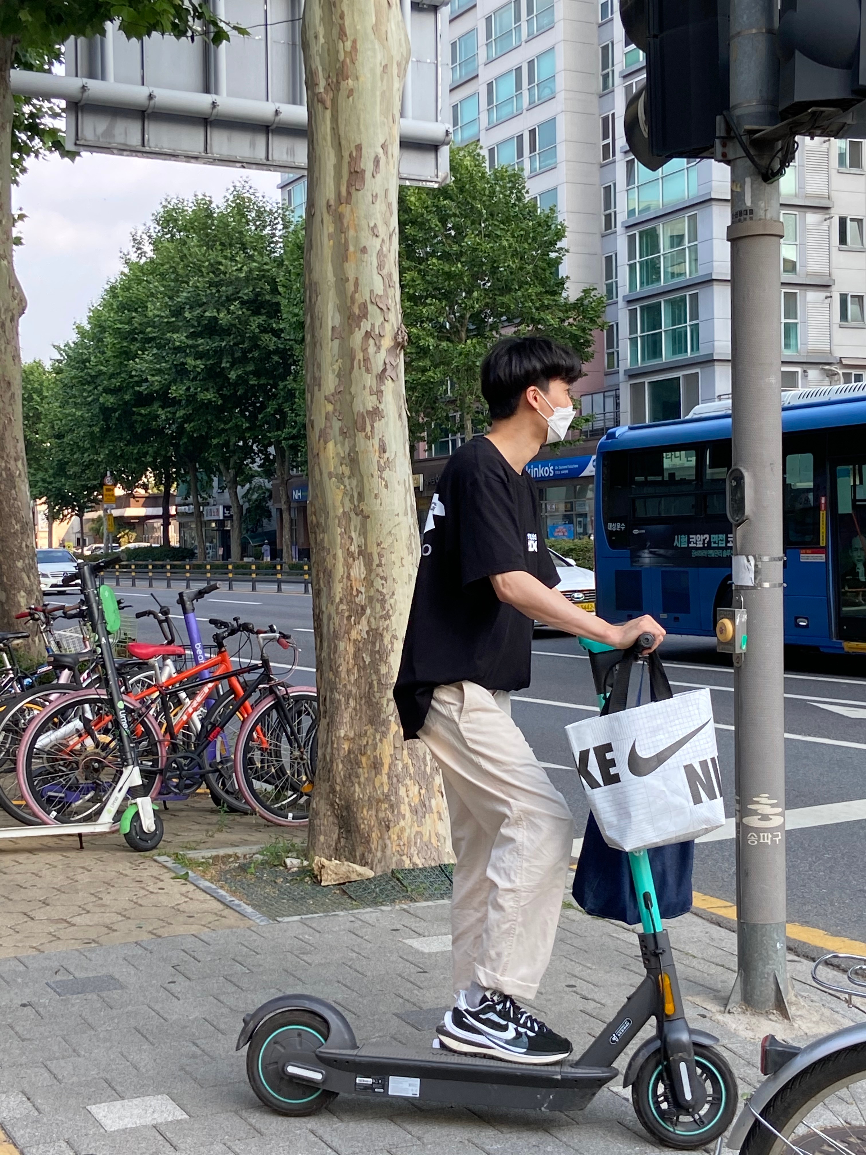 Nike x Sacai VaporWaffle Black White, Stussy x CDG Surfman T-Shirt Black 착용 스타일