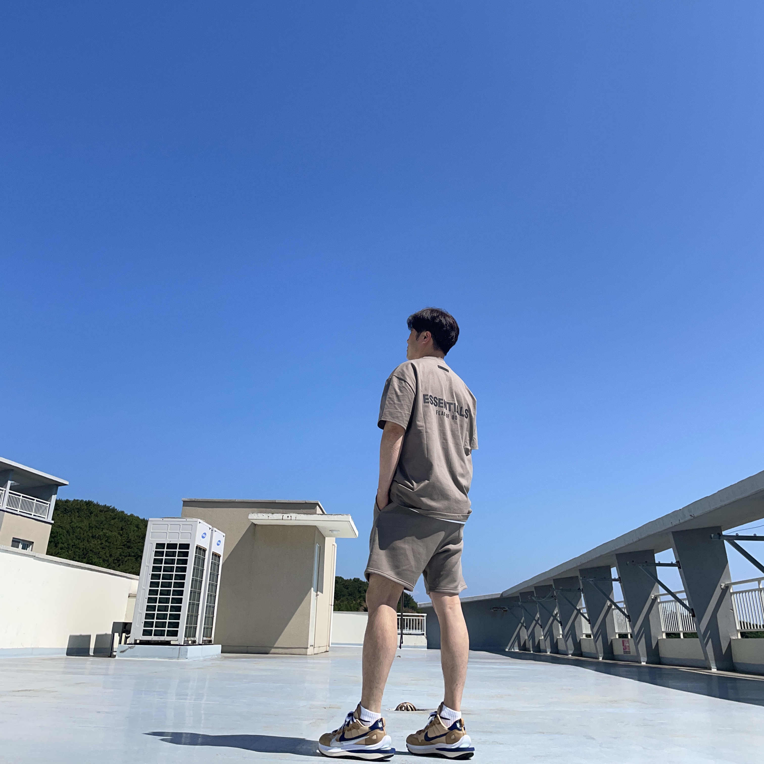 Essentials Sweatshorts Taupe - 21SS, Essentials T-Shirt Taupe - 21SS 착용 스타일 - 5