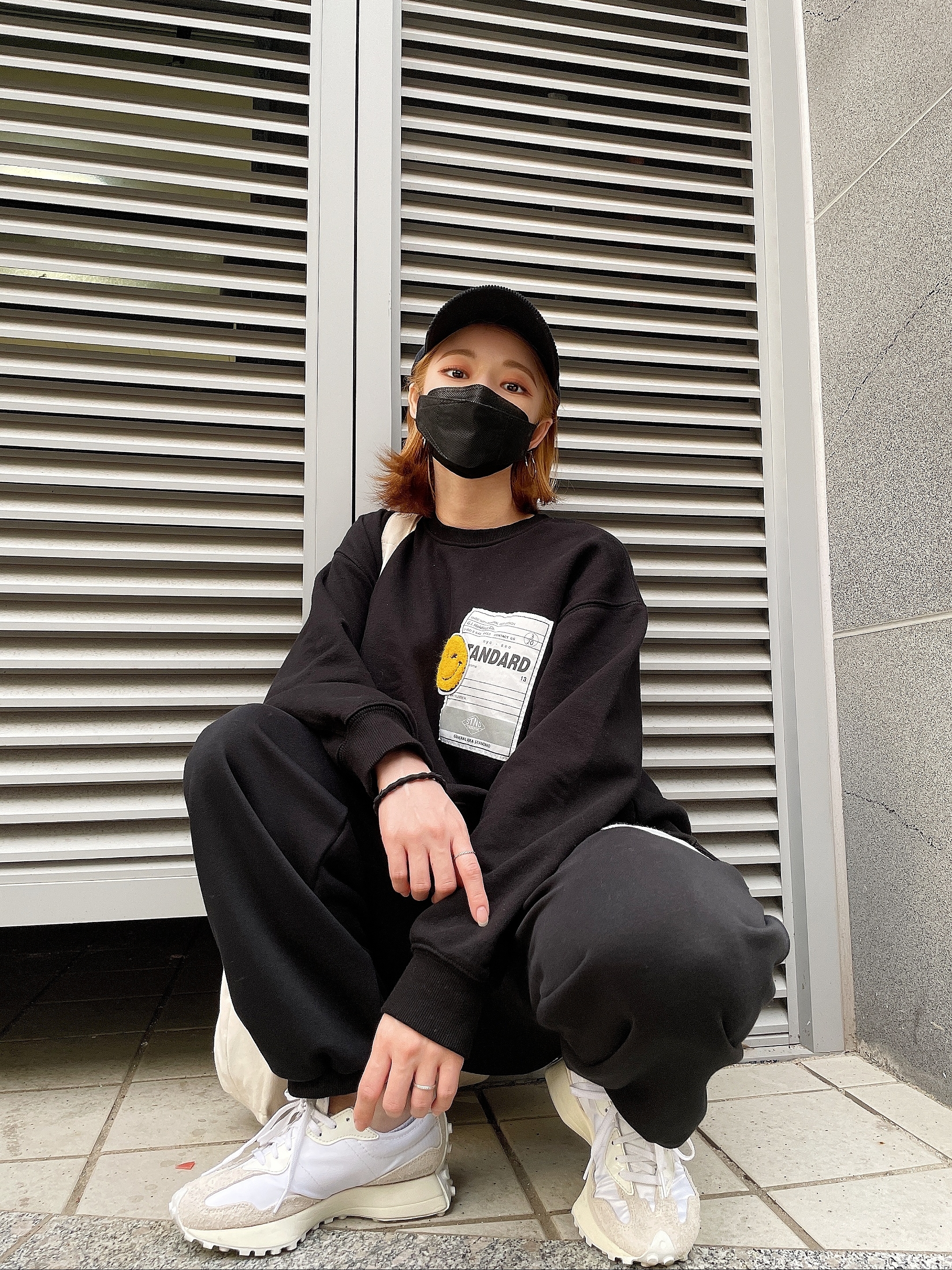 (W) New Balance 327 White Moonbeam 착용 스타일 - 1