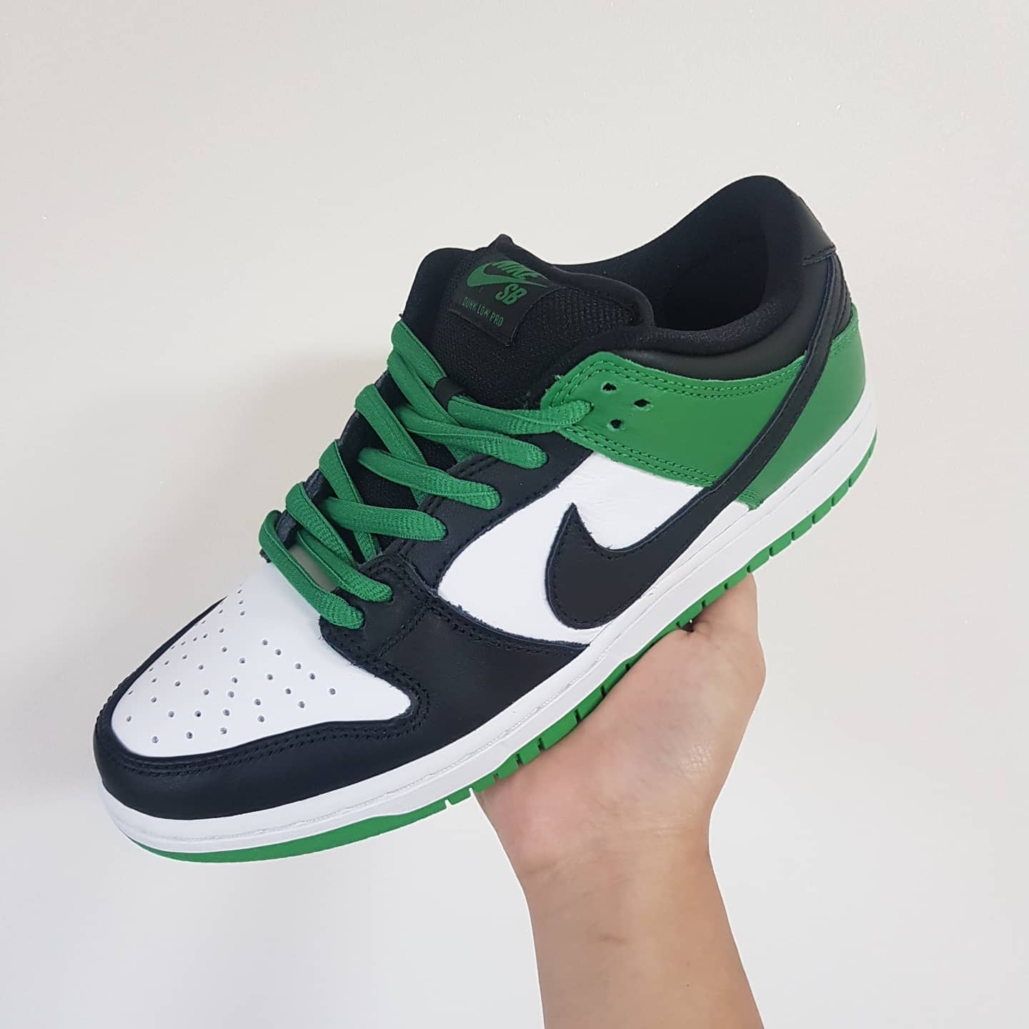 Nike SB Dunk Low Pro Black and Classic Green 착용 스타일 - 1