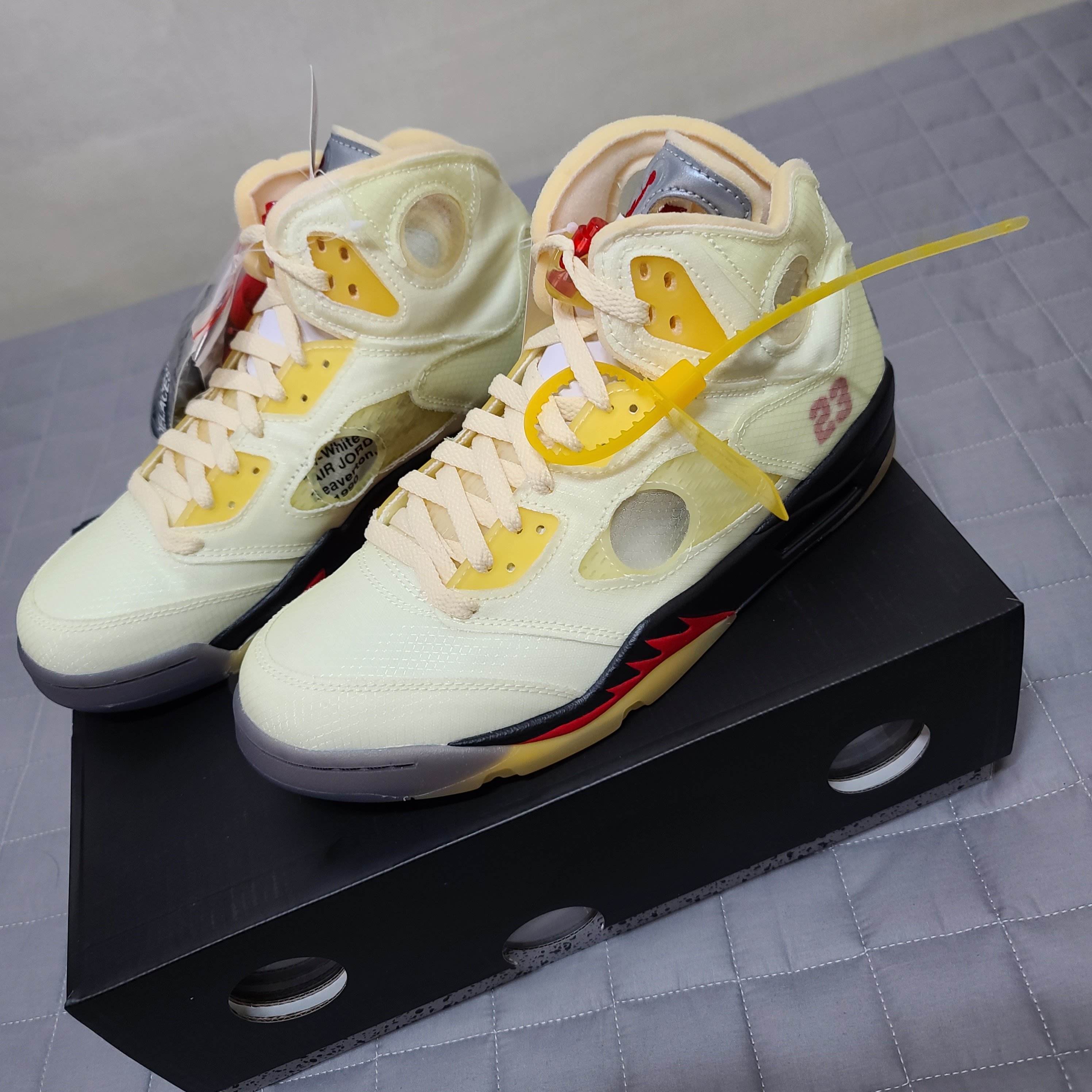 Jordan 5 x Off-White Retro SP Sail Fire Red 착용 스타일