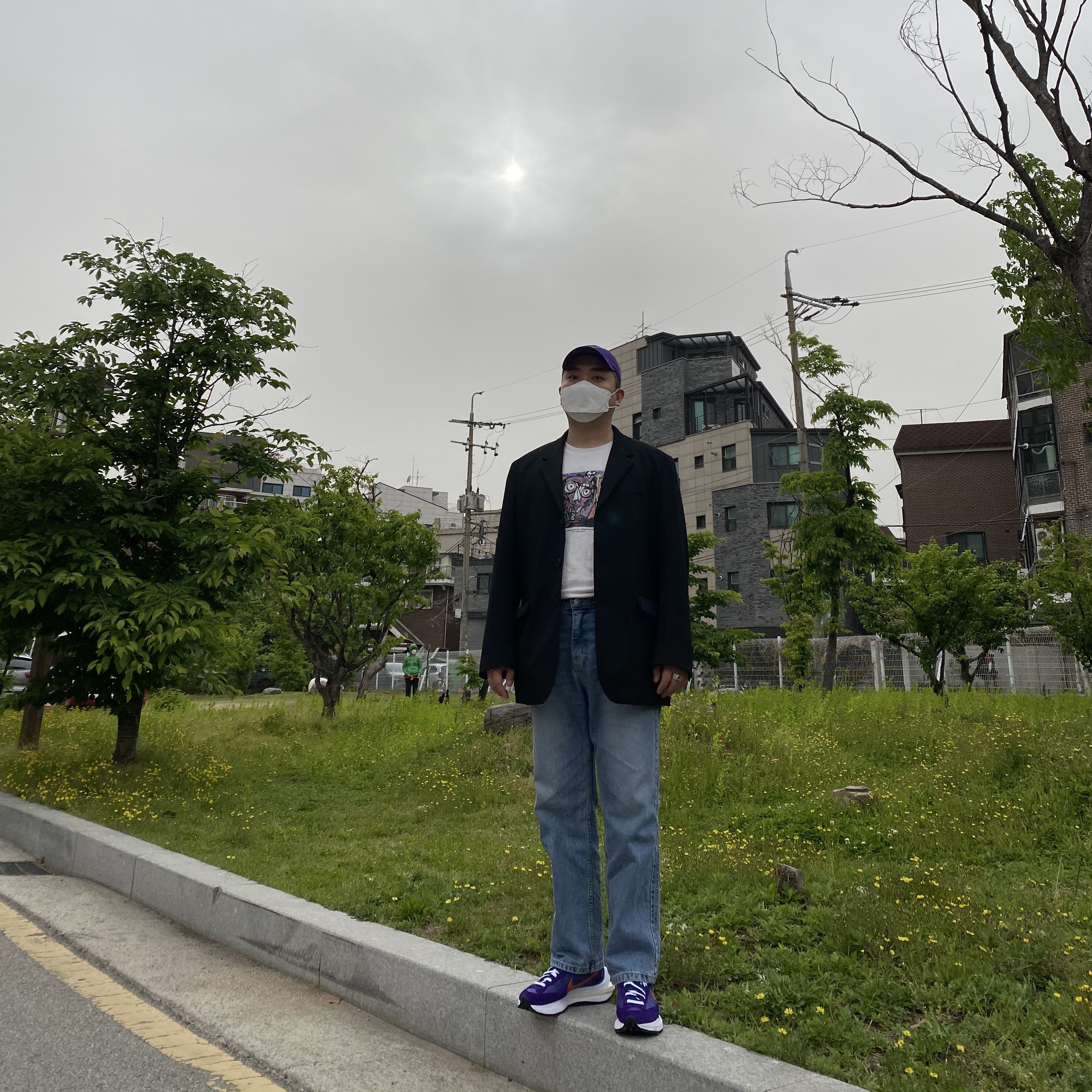 Nike x Sacai VaporWaffle Dark Iris 착용 스타일 - 2