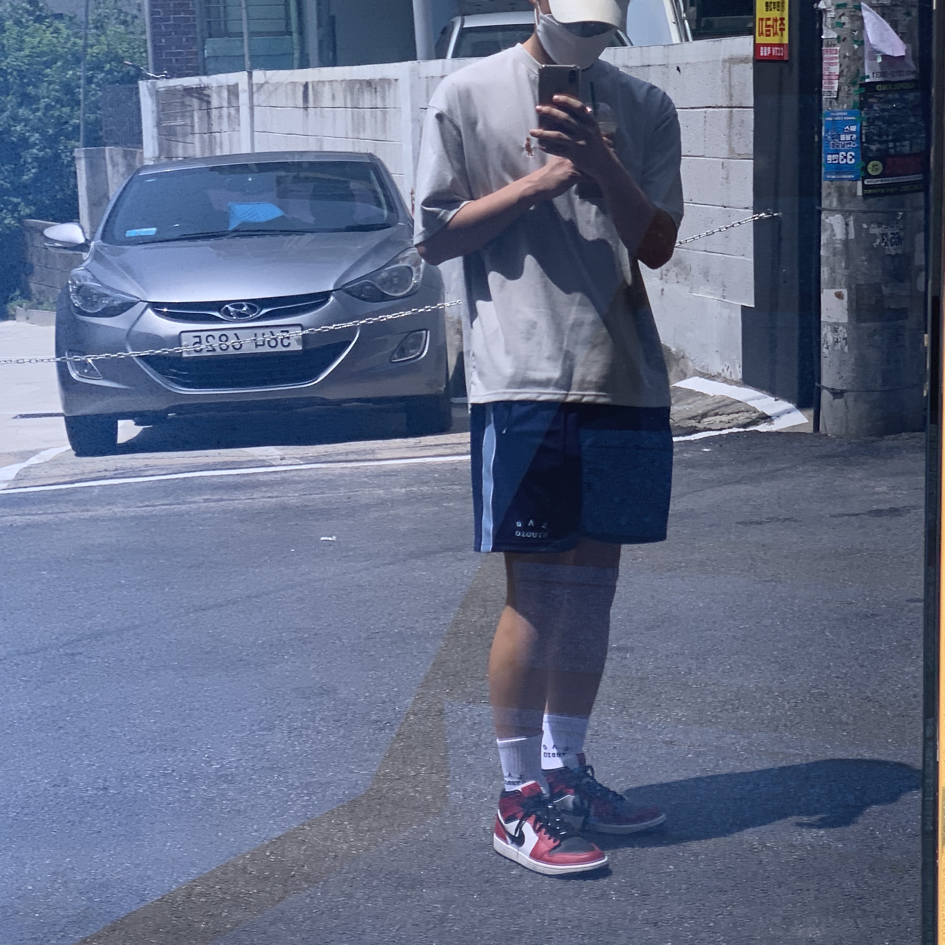 Jordan 1 Mid Chicago Black Toe, IAB Studio Track Shorts Navy - 21SS 착용 스타일