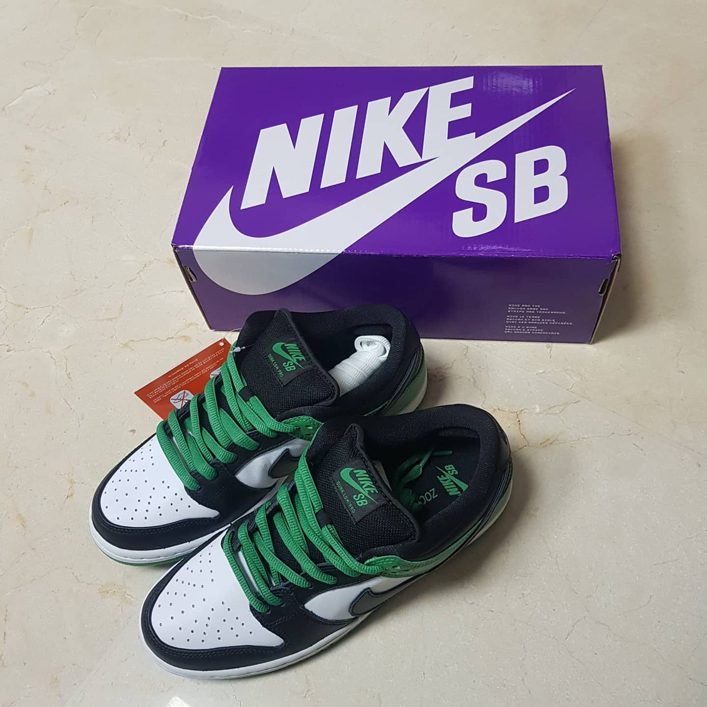 Nike SB Dunk Low Pro Black and Classic Green 착용 스타일 - 3