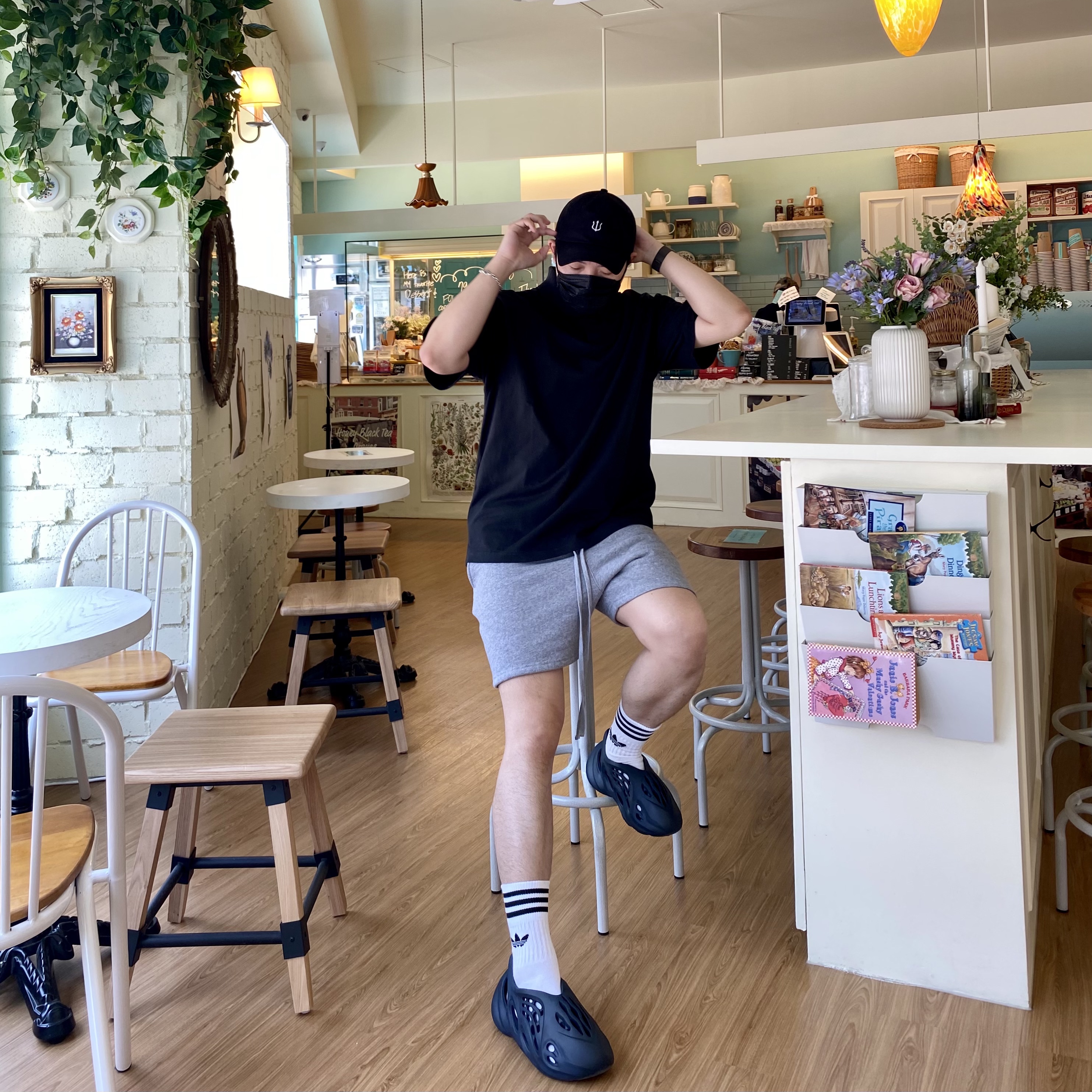 Essentials Short Sleeve Polo Black - 21SS, Essentials Fleece Shorts Cement - 20FW 착용 스타일