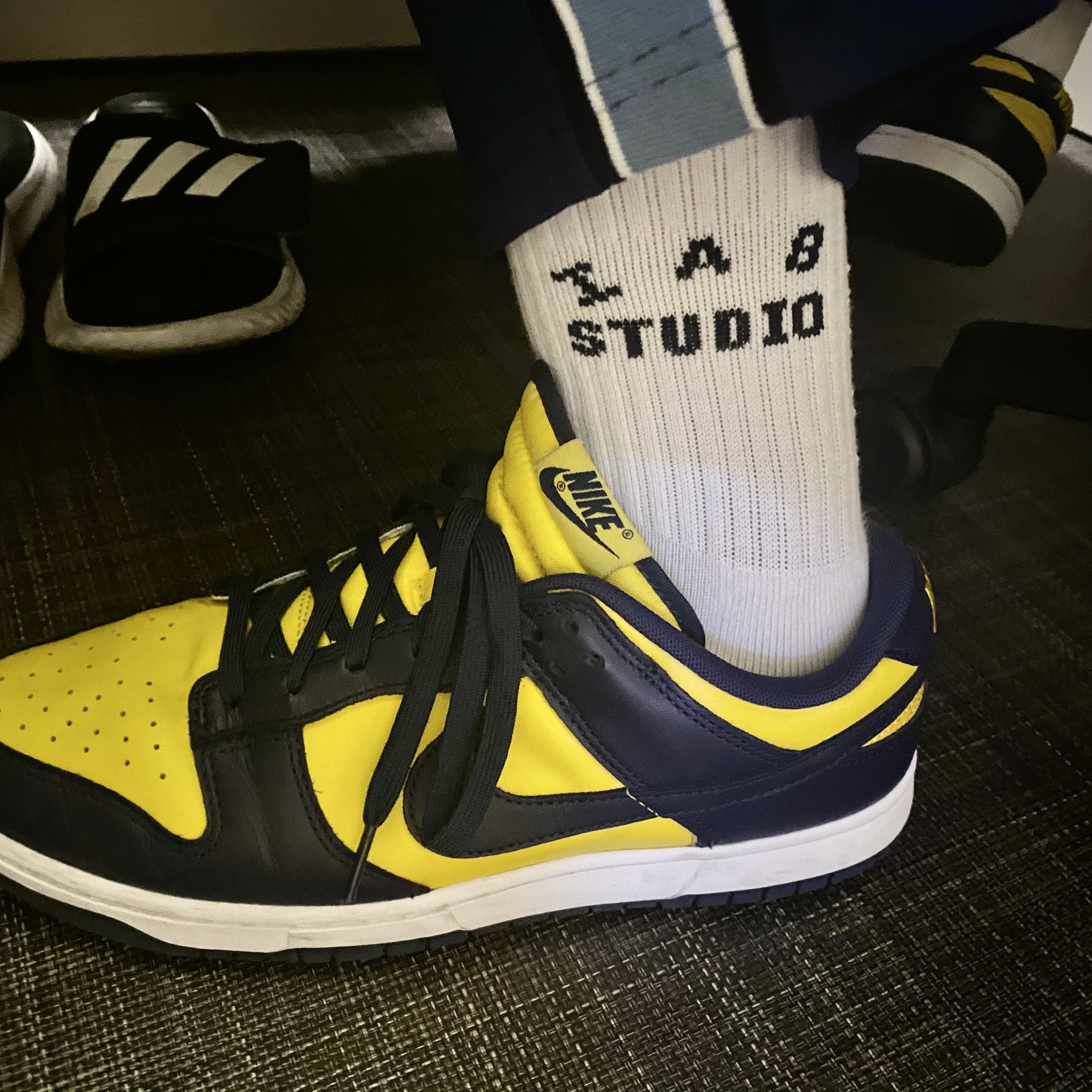 Nike Dunk Low Retro Varsity Maize, IAB Studio White & Ash Blue Socks (3 Pack) 착용 스타일