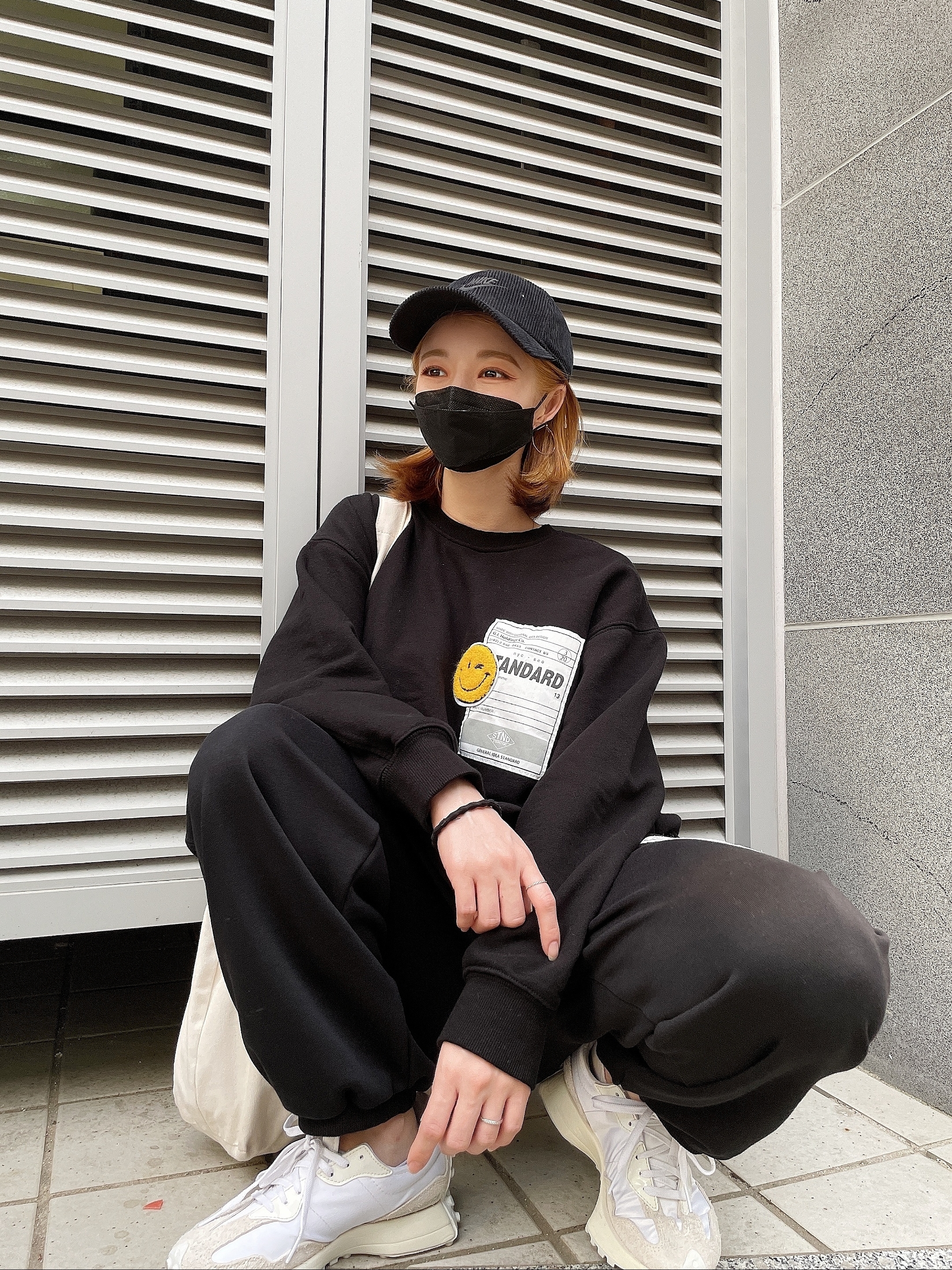 (W) New Balance 327 White Moonbeam 착용 스타일 - 2
