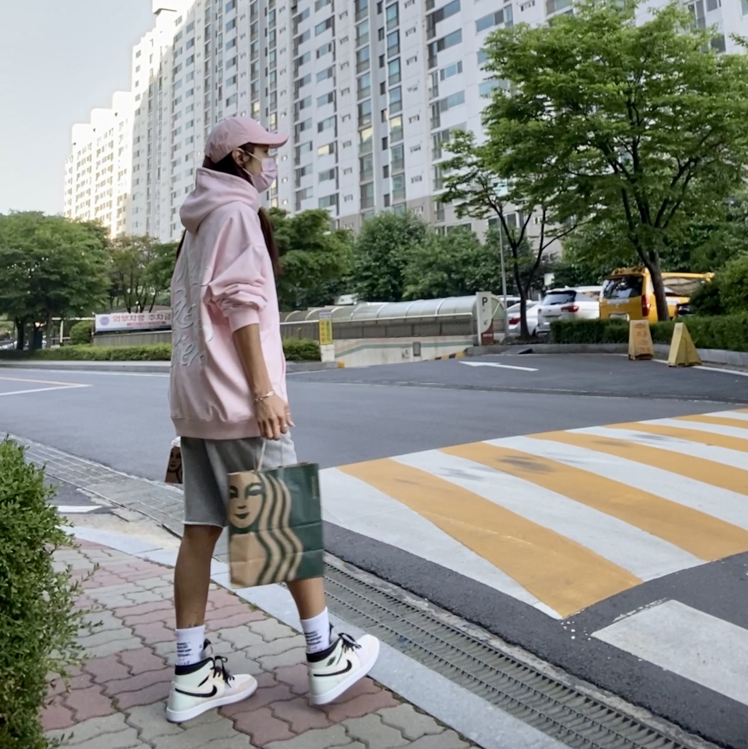 (W) Jordan 1 Zoom Air CMFT Pale Ivory 착용 스타일 - 2