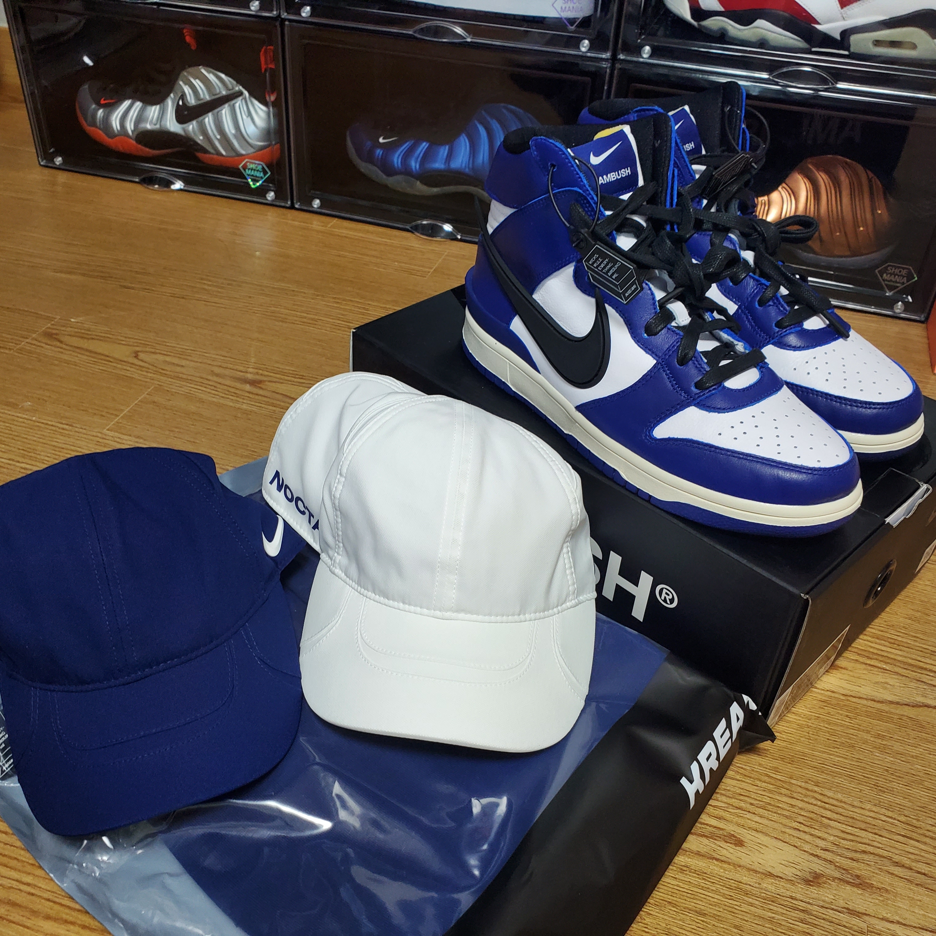 Nike x Ambush Dunk High Deep Royal Blue, Nike x Drake Nocta Cardinal Stock Essential Fleece Pants Navy - Asia 착용 스타일 - 2
