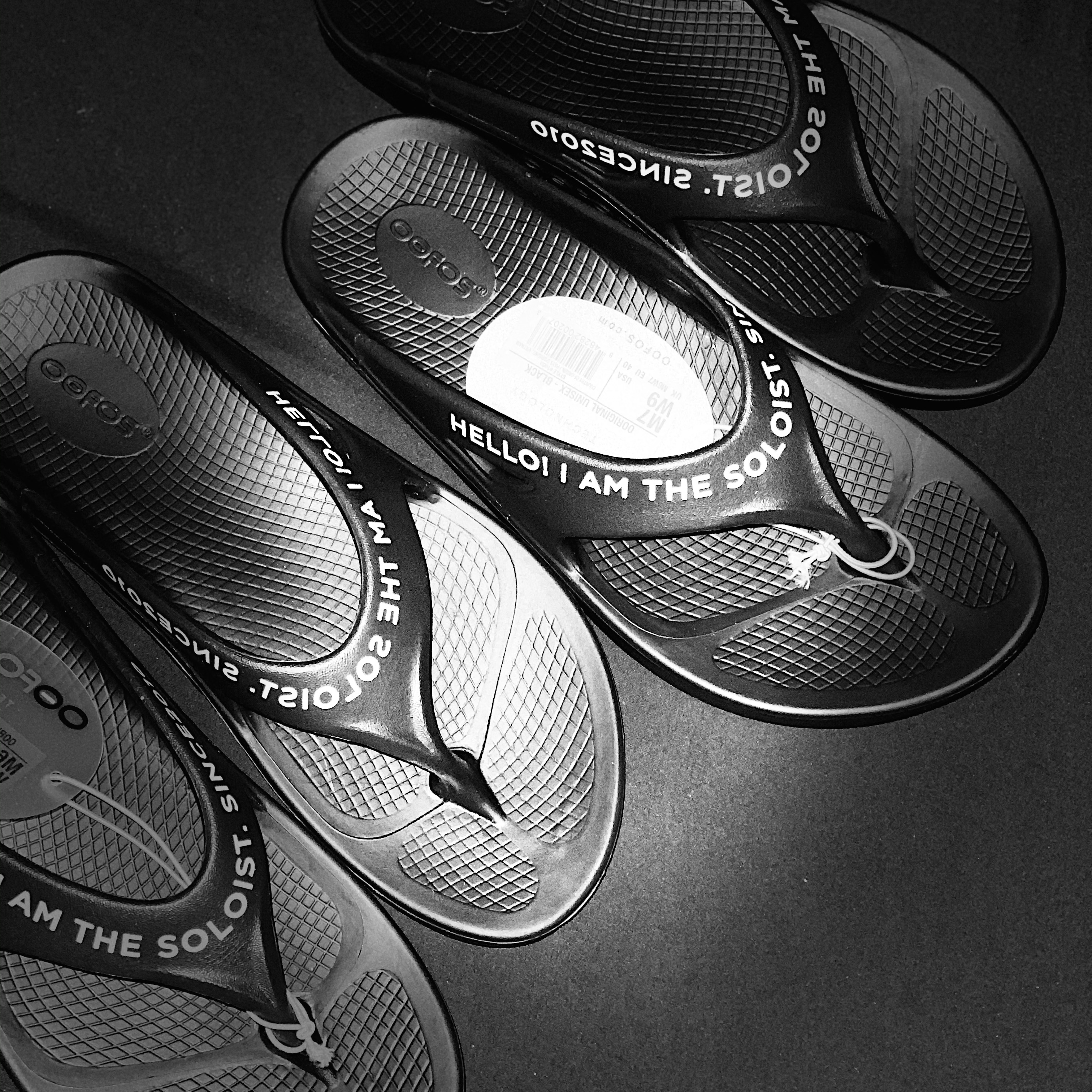 Oofos x Takahiromiyashita The Soloist Signature Flip-Flop Black White 착용 스타일 - 1