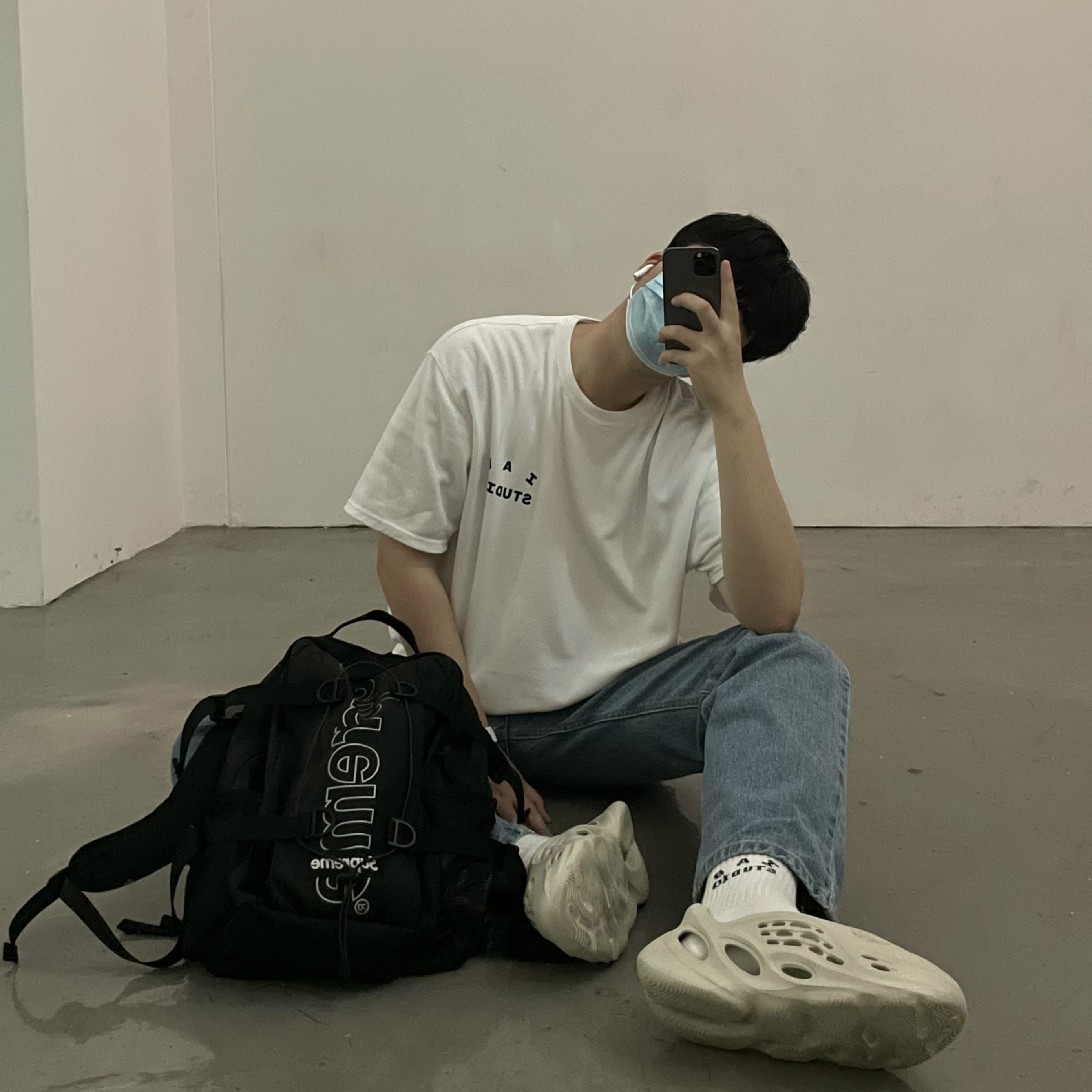 IAB Studio T-Shirt White, Adidas Yeezy Foam RNNR Sand 착용 스타일
