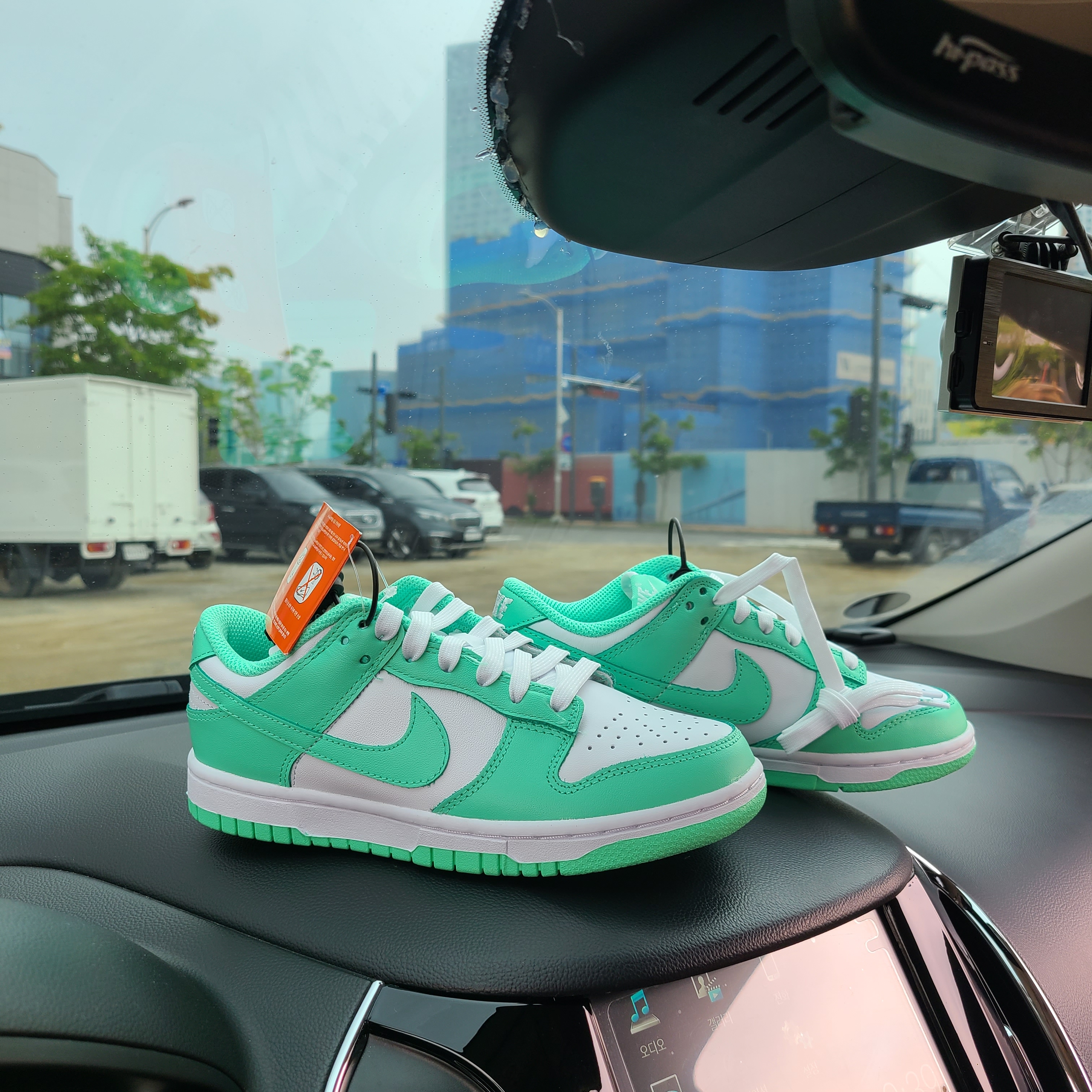 (W) Nike Dunk Low Green Glow 착용 스타일